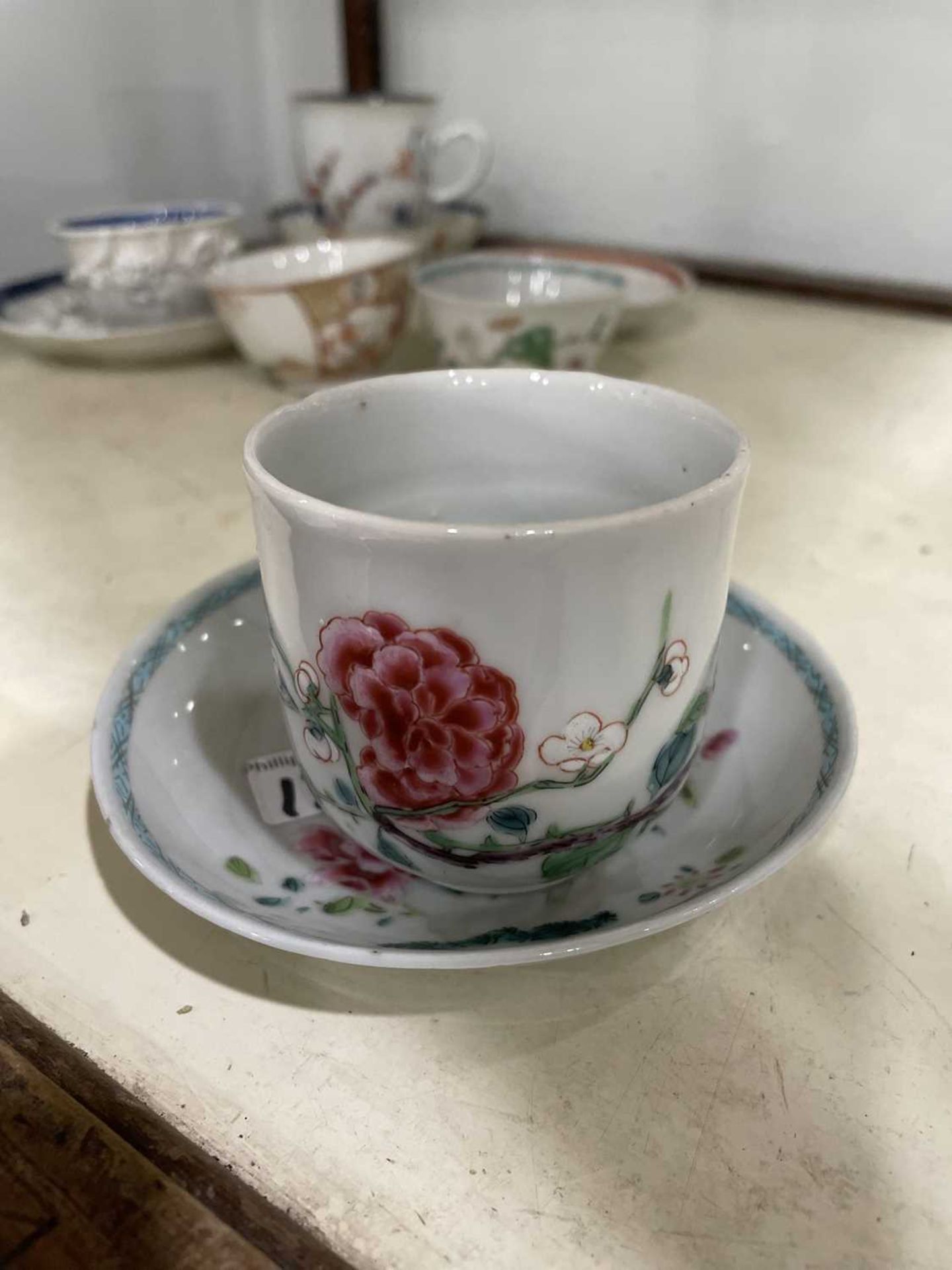 Twelve matching Chinese and other tea bowls, cups and saucers, each decorated in a different - Bild 33 aus 114