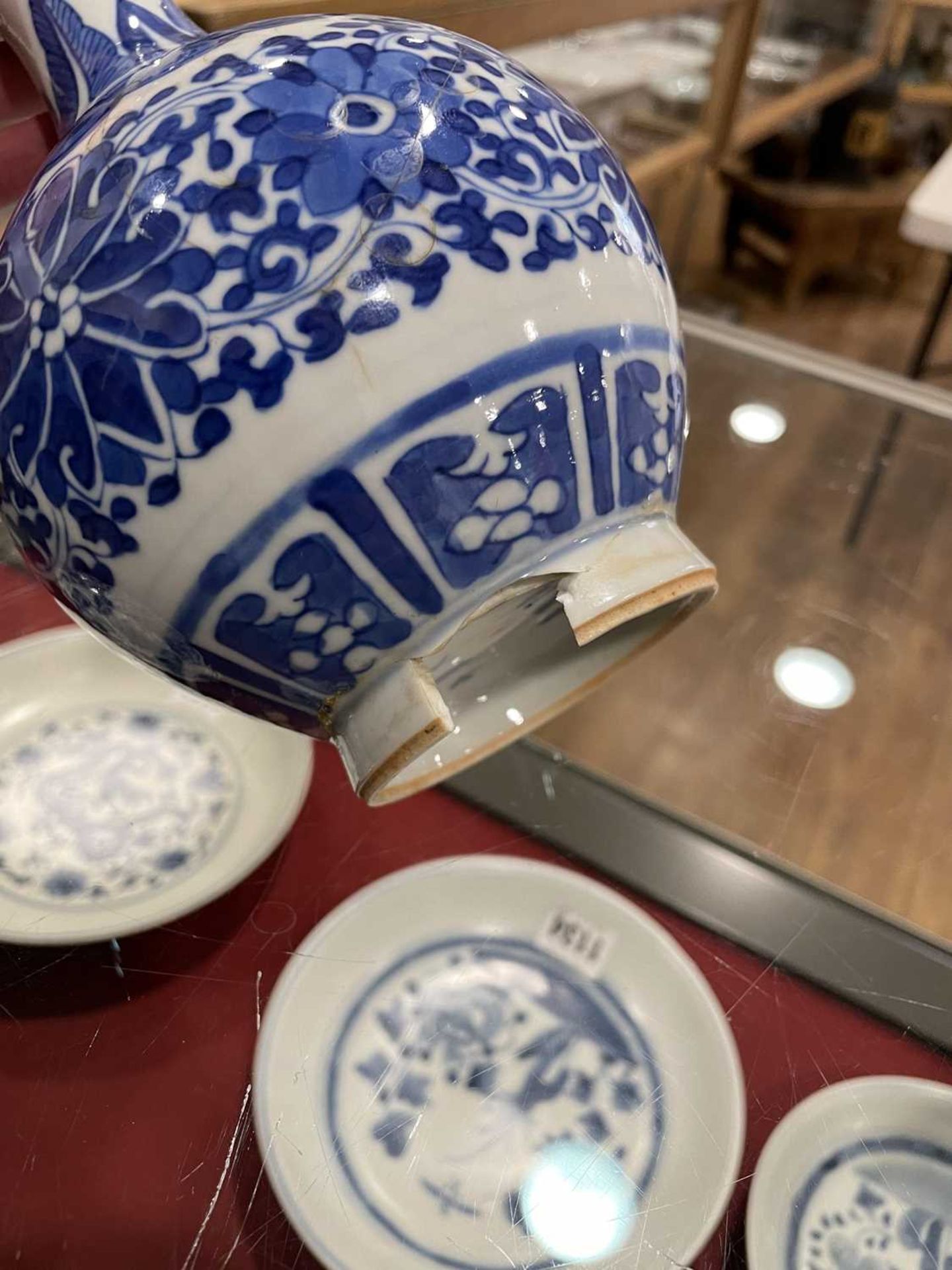 A Chinese blue and white blossom pattern brush pot of cylindrical form on a fixed hardwood base, - Bild 28 aus 54