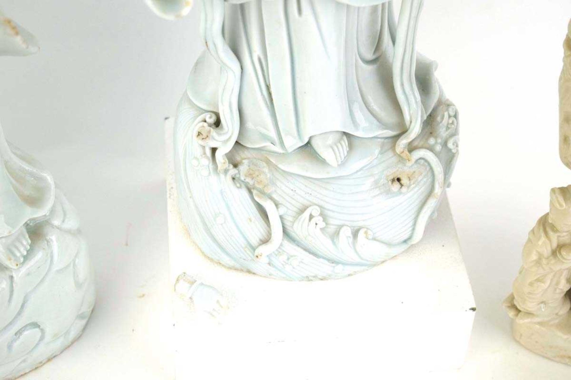 A large scale Chinese blanc de chine figure modelled as Guanyin on a naturalistic base, h. 49 cm, w. - Bild 3 aus 47