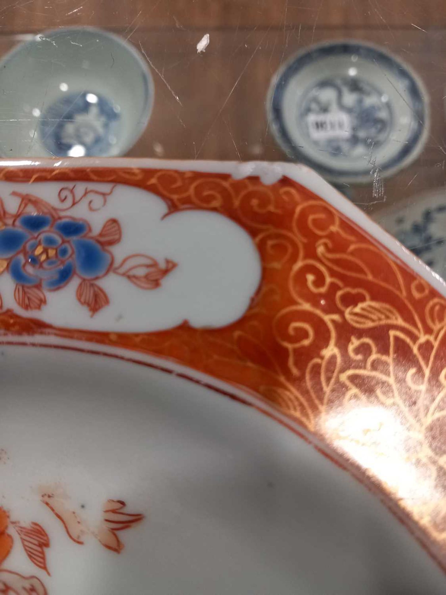 A Cantonese shallow dish all over decorated in coloured enamels with Pekingese dogs, d. 23.5 cm, - Bild 35 aus 41