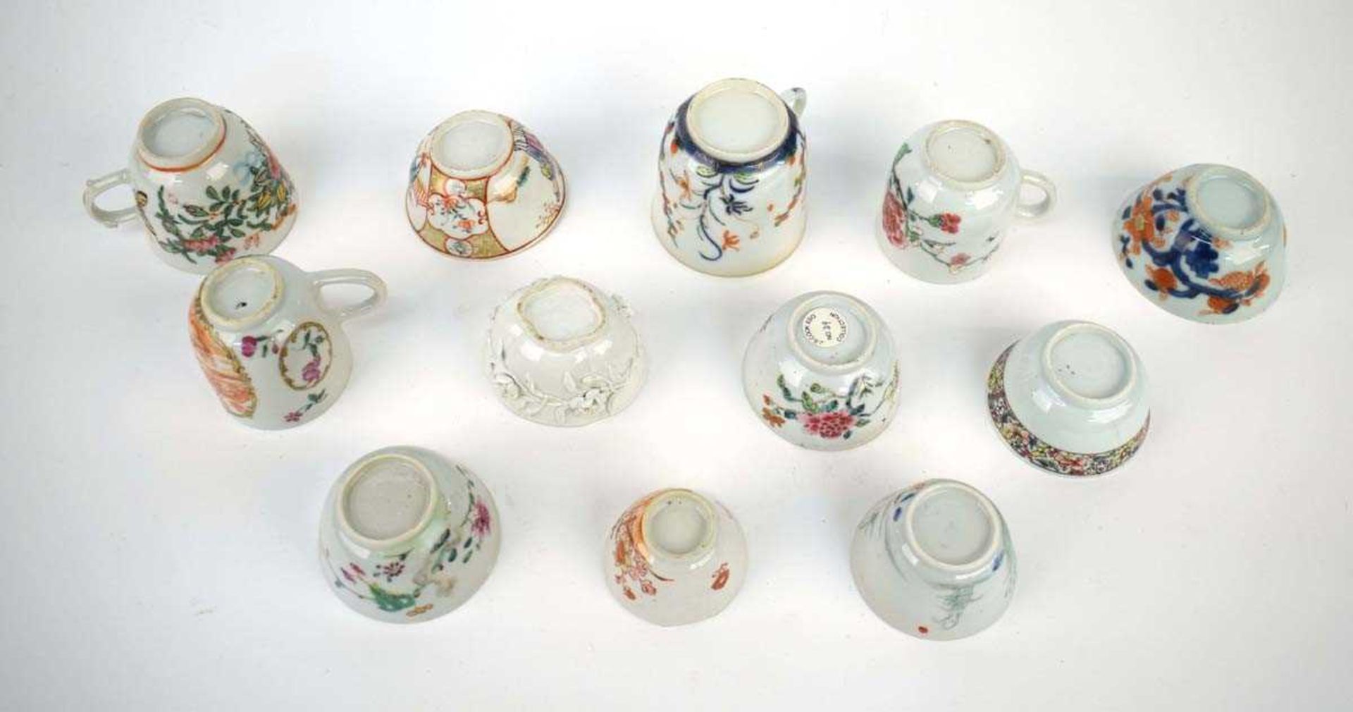 Twelve matching Chinese and other tea bowls, cups and saucers, each decorated in a different - Image 5 of 114