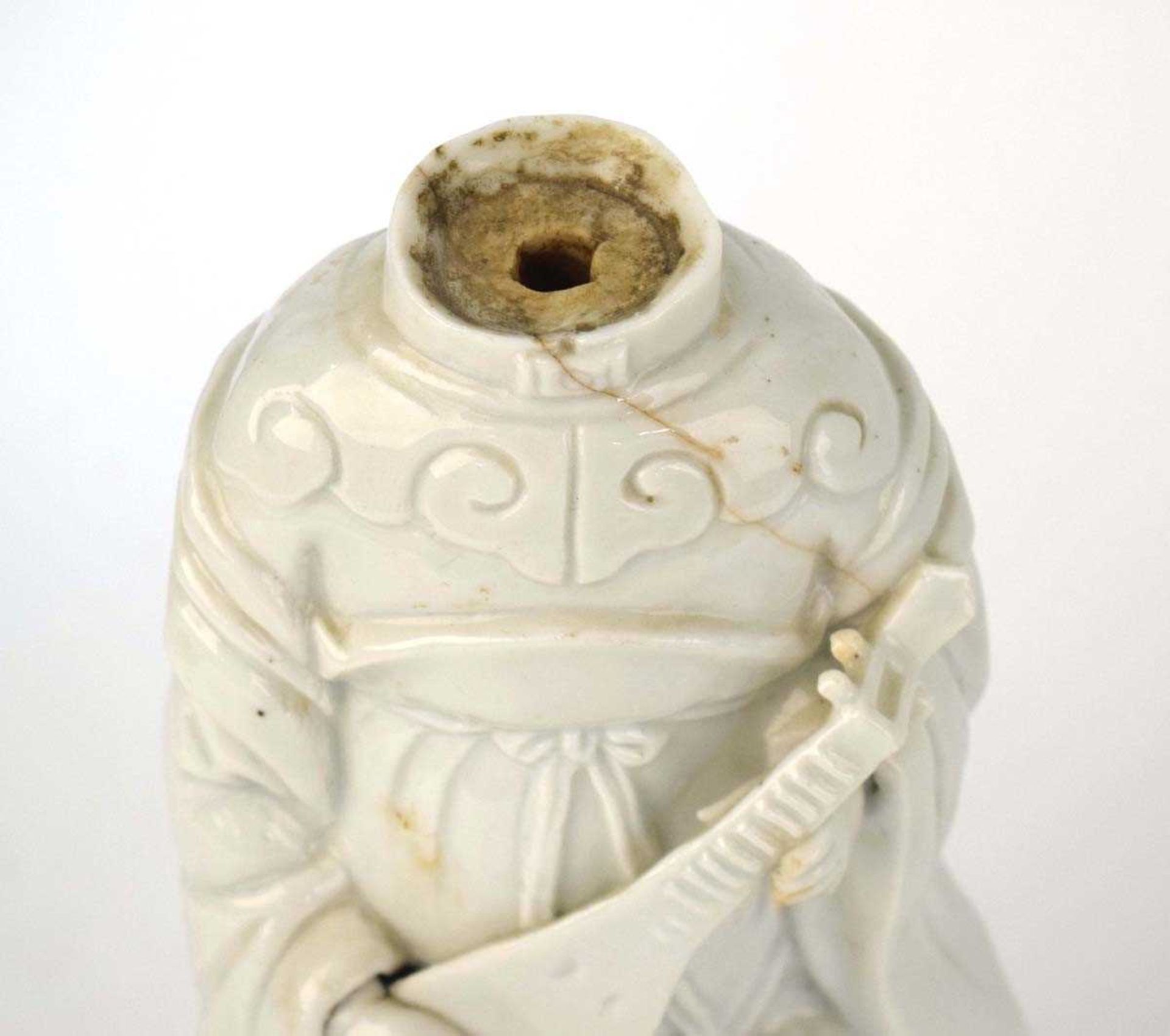 A large scale Chinese blanc de chine figure modelled as Guanyin on a naturalistic base, h. 49 cm, w. - Bild 8 aus 47