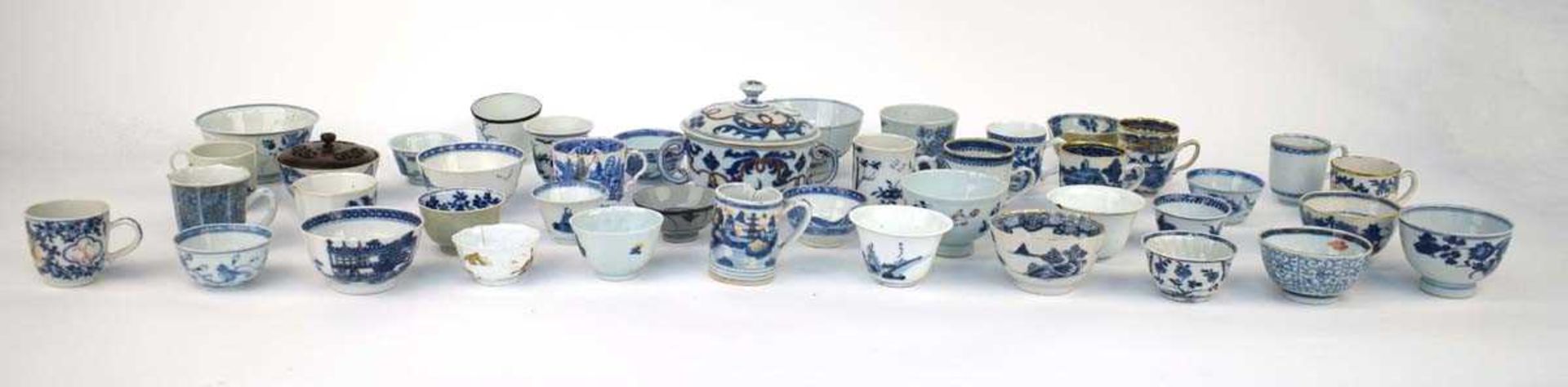 A large quantity of Chinese and other blue and white and imari decorated tea bowls, tea cups, - Image 6 of 6