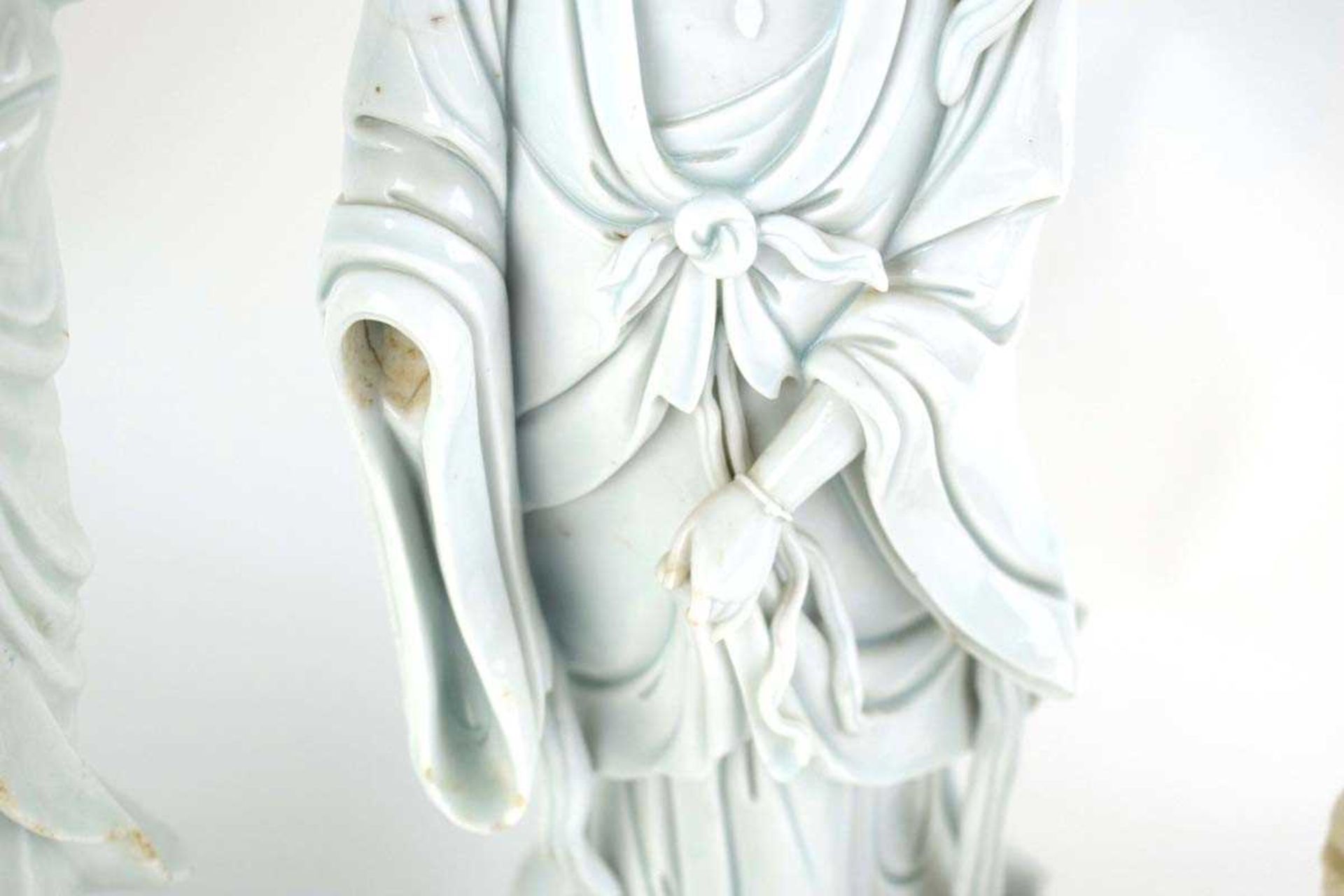 A large scale Chinese blanc de chine figure modelled as Guanyin on a naturalistic base, h. 49 cm, w. - Bild 4 aus 47