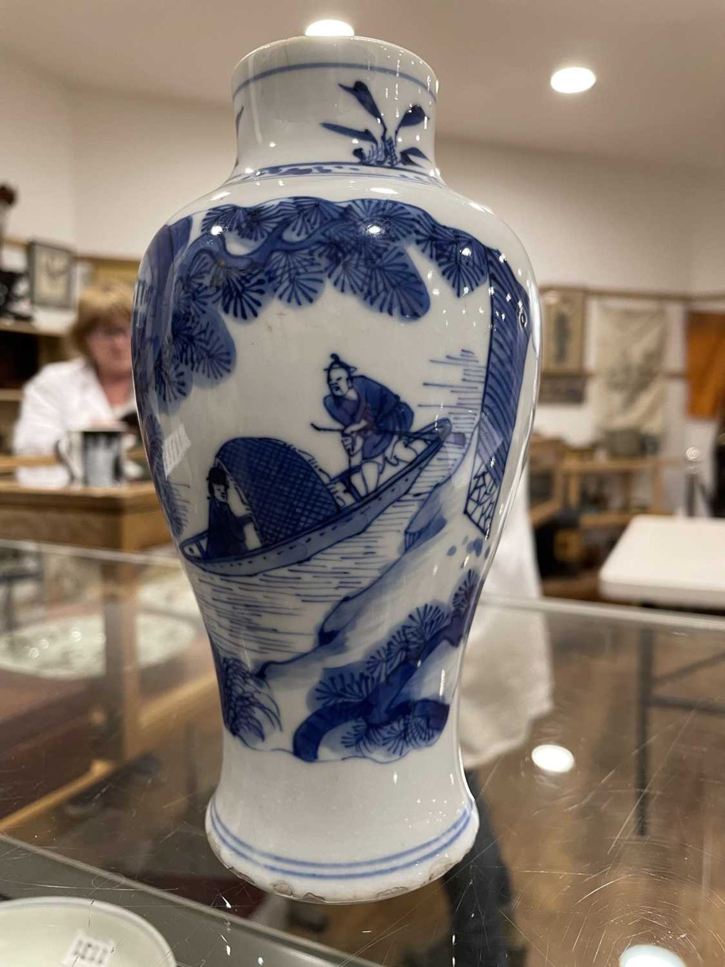 A Chinese blue and white blossom pattern brush pot of cylindrical form on a fixed hardwood base, - Bild 30 aus 54