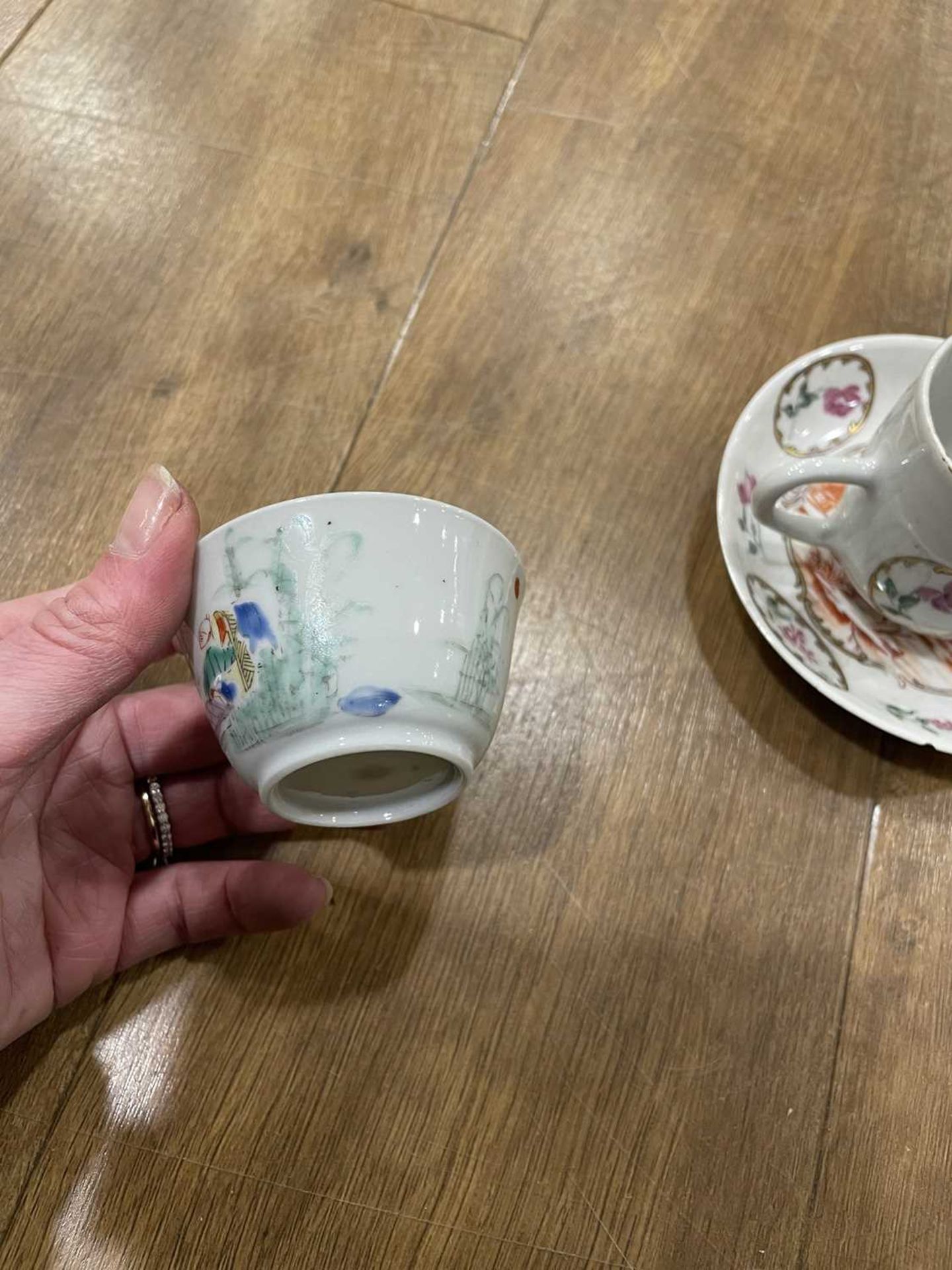 Twelve matching Chinese and other tea bowls, cups and saucers, each decorated in a different - Bild 69 aus 114