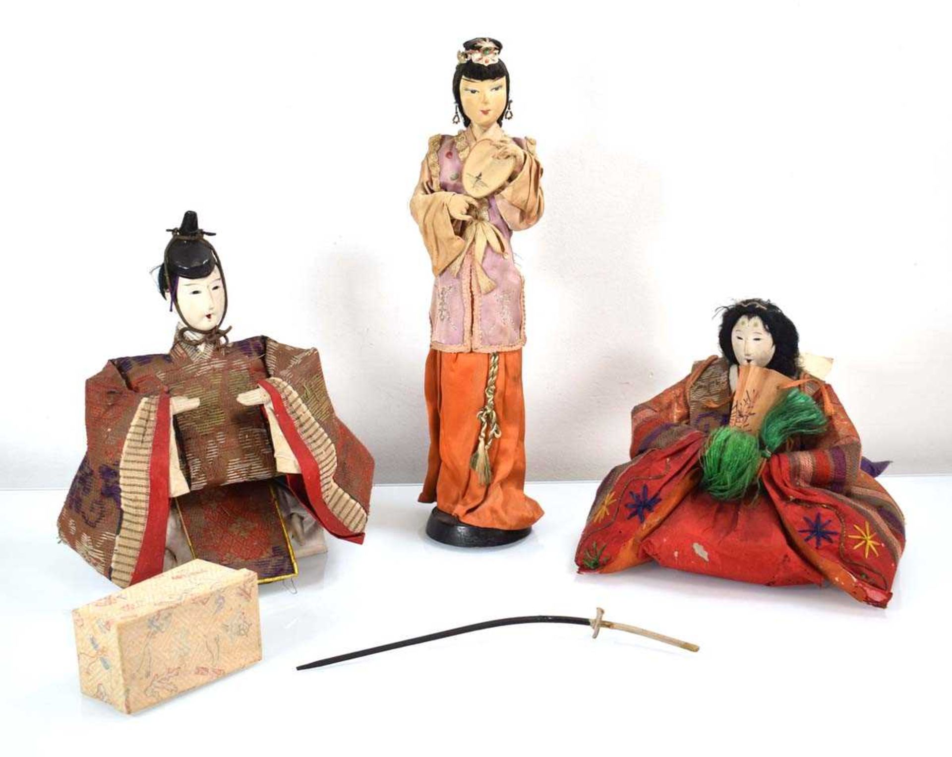 A pair of Oriental Export dolls modelled as a seated gentleman and his female companion, max h. 26