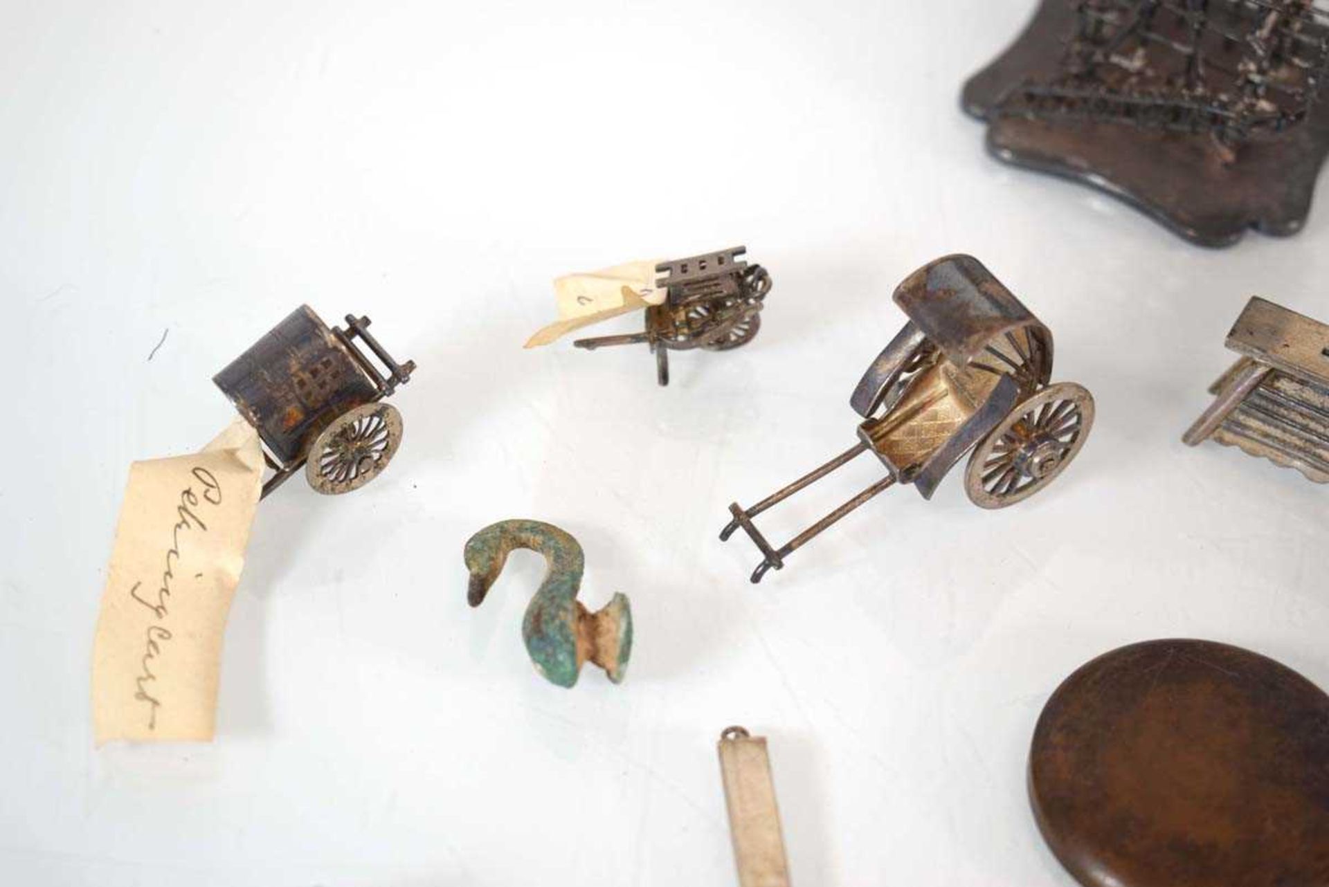A mixed group of Oriental metalware including a tower, h. 9.5 cm, a wheelbarrow, a rickshaw, pins, a - Image 3 of 12