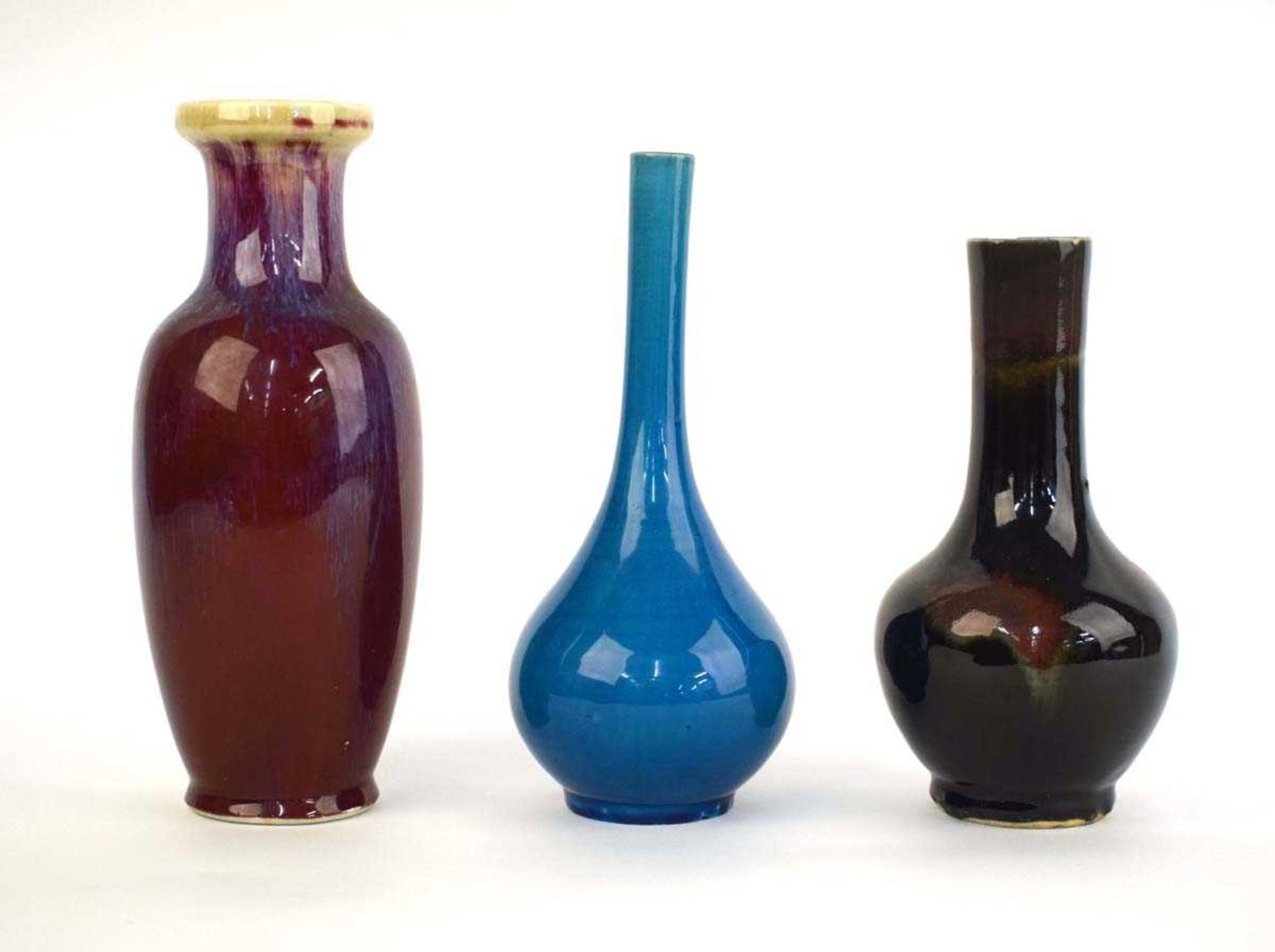 A Chinese kingfisher blue glazed bottle vase, h. 23.5 cm, d. 5cm, together with five further - Image 2 of 9