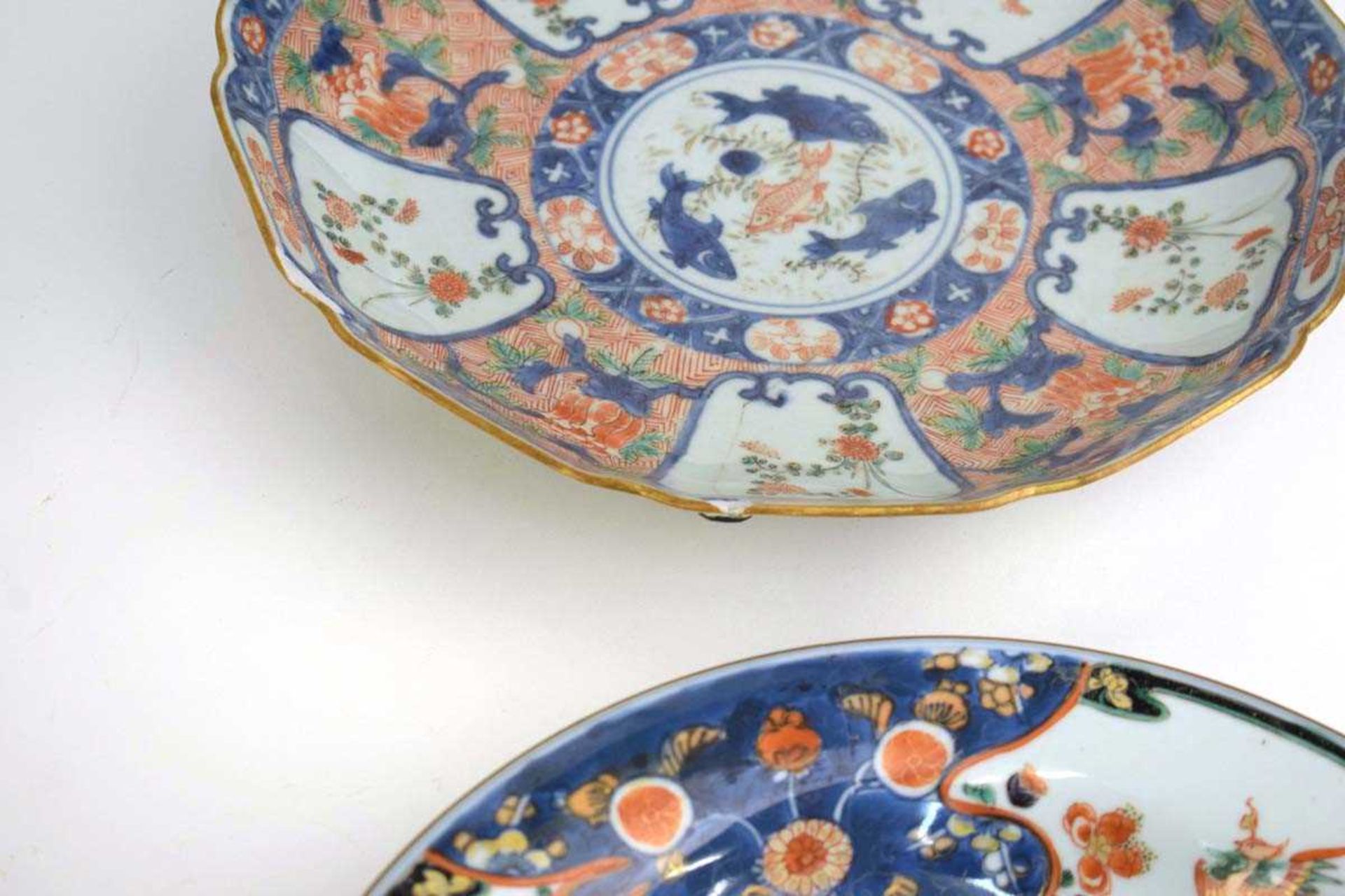 A Chinese charger, typically decorated with a vase of flowers within a scrolled border in the - Bild 3 aus 4