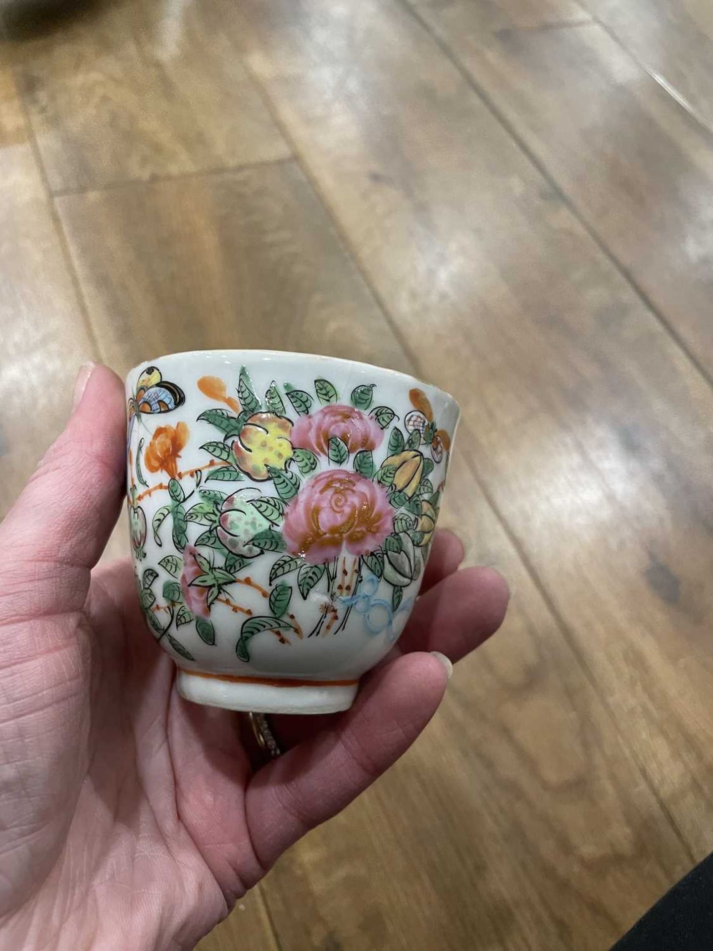 Twelve matching Chinese and other tea bowls, cups and saucers, each decorated in a different - Bild 29 aus 114