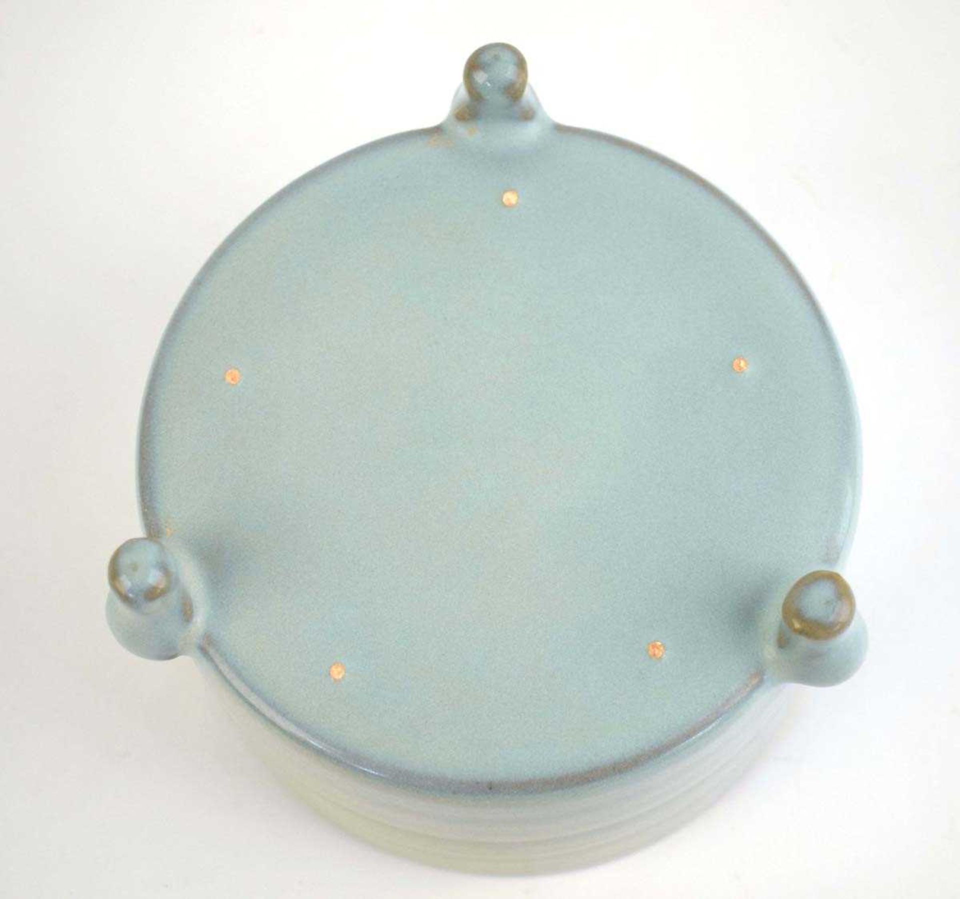 A Chinese celadon incense burner of plain circular form on three outswept feet, h. 9 cm, di. 13 - Bild 4 aus 15