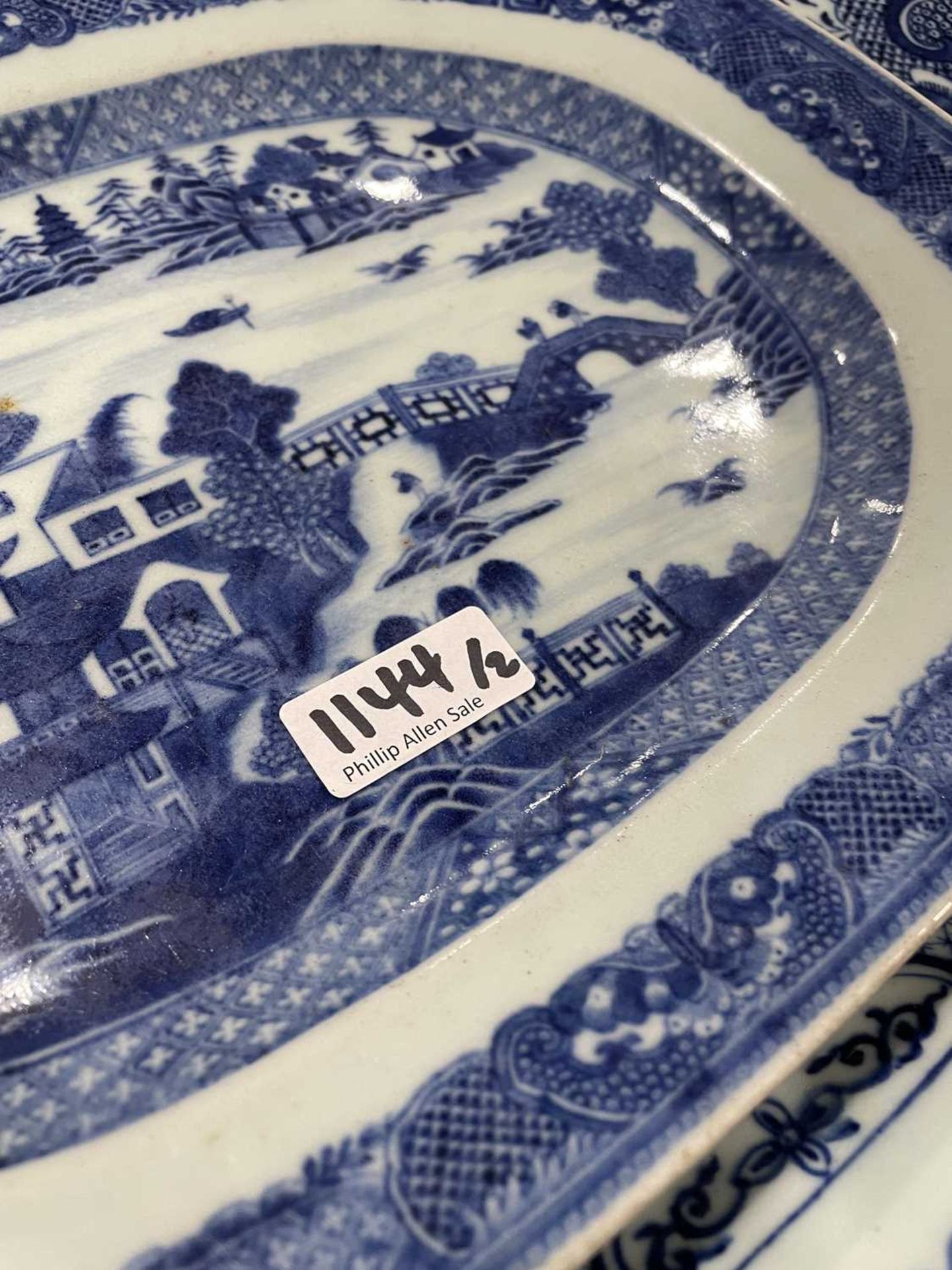 A Chinese blue and white willow pattern charger of typical form, w. 40.5 cm, together with a similar - Bild 5 aus 33