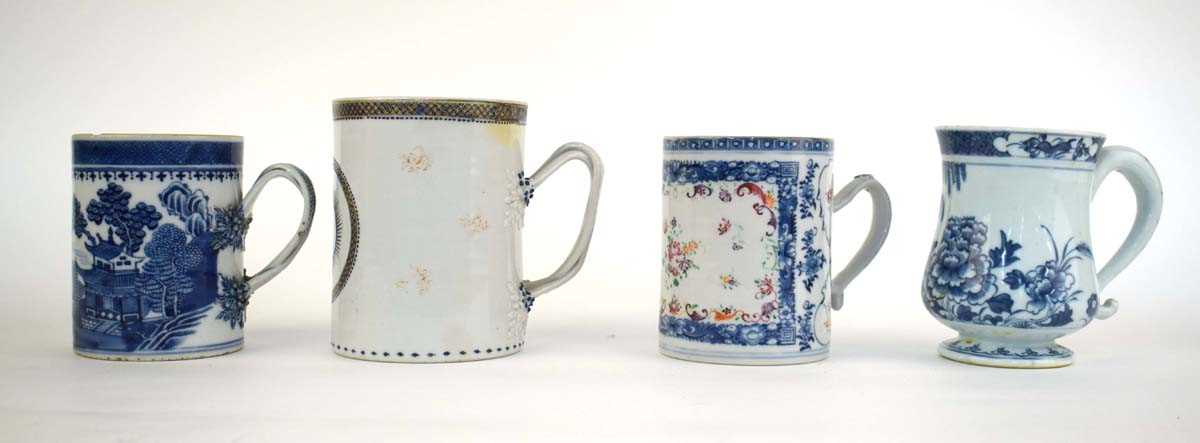 A Chinese Export blue and white tankard with entwined handle and concentric ring decoration, h. 14 - Image 2 of 6