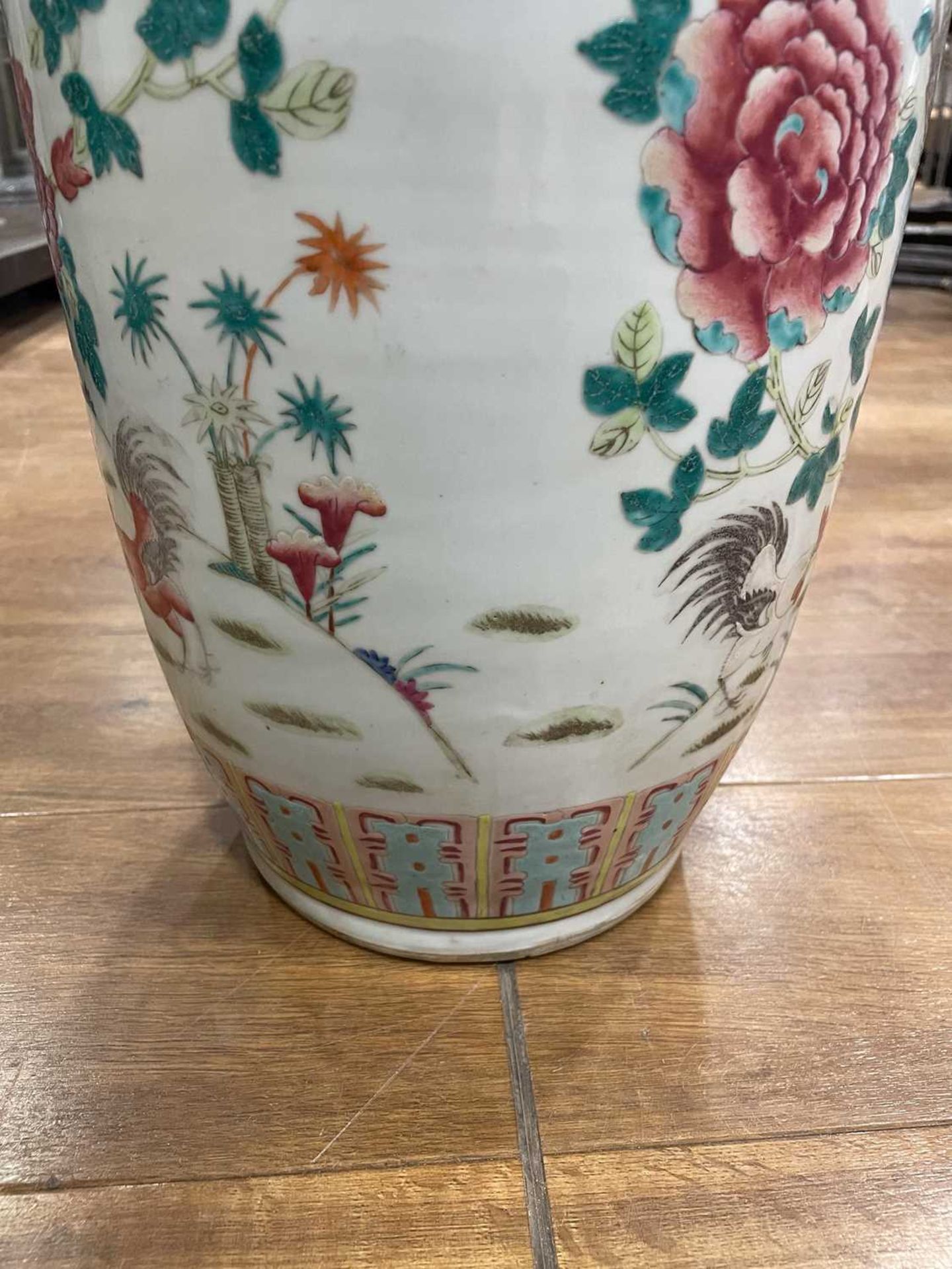 A Cantonese vase of shouldered form decorated in coloured enamels with cockerels and hens within a - Bild 11 aus 23