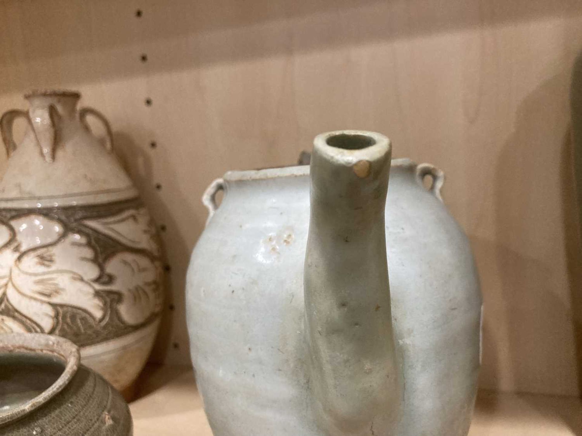 A Chinese celadon teapot of ovoid form, h. 16 cm and five further items of celadon and stoneware (6) - Image 23 of 30