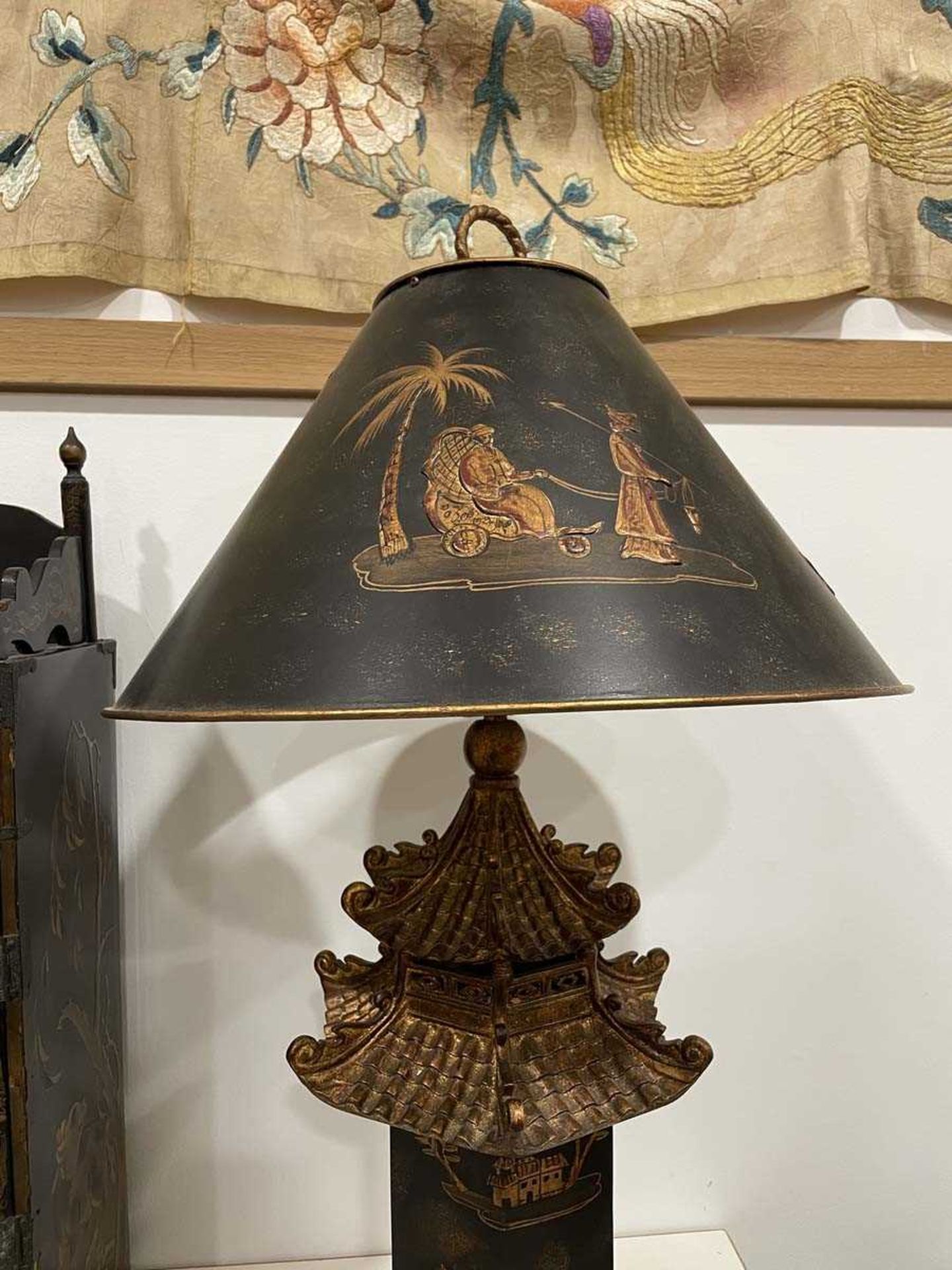 A pair of late 20th century chinoiserie table lamps, the black shades with gilded relief detail over - Bild 12 aus 17