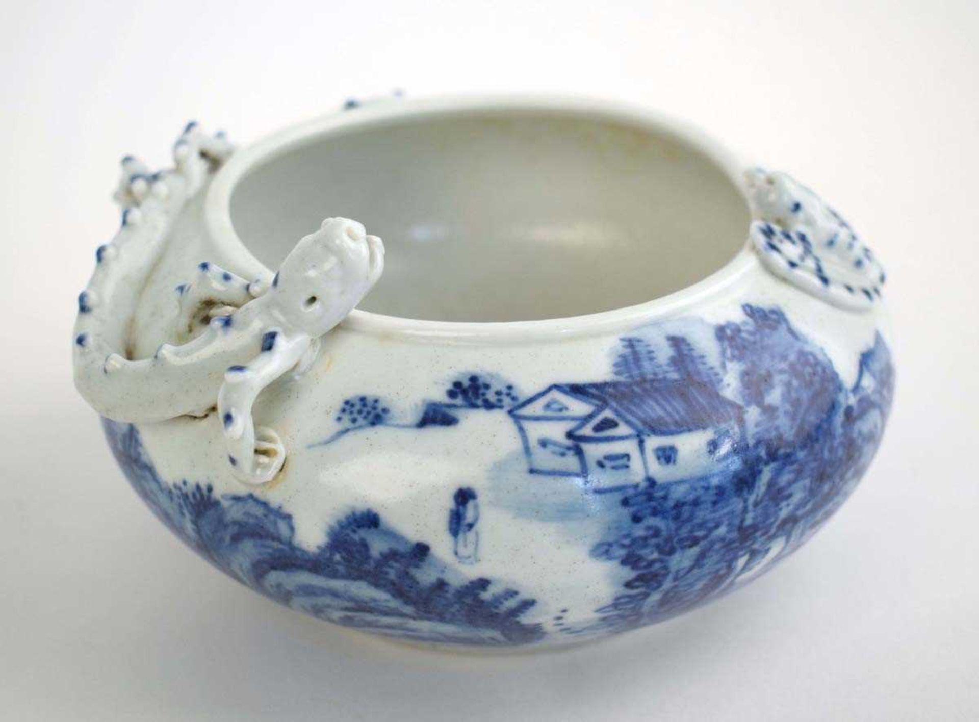 A Chinese blue and white wall pocket of vase shaped form, decorated with objects and prunus blossom, - Bild 5 aus 5