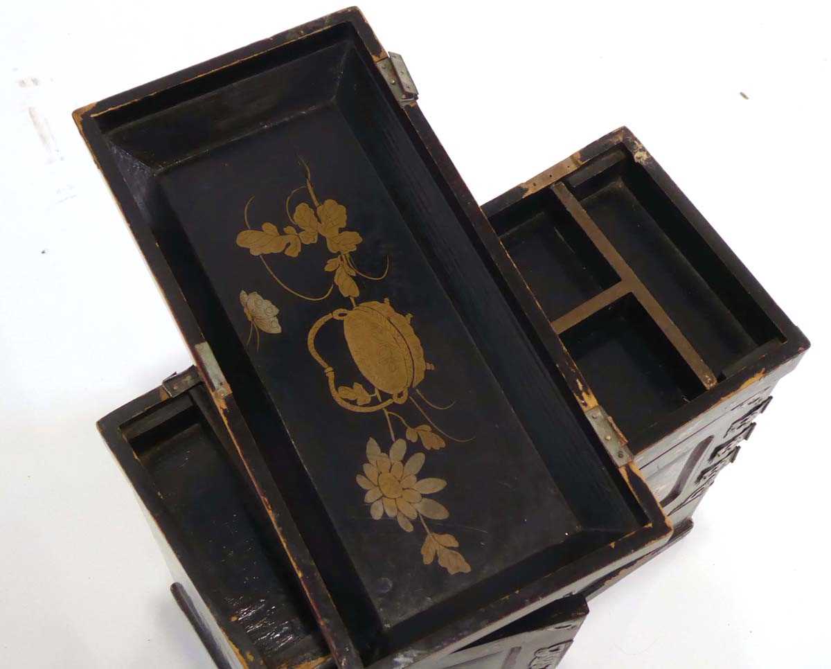 A group of Oriental and chinoiserie lacquered boxes including two table-top cabinets, a lift-lid box - Bild 3 aus 3