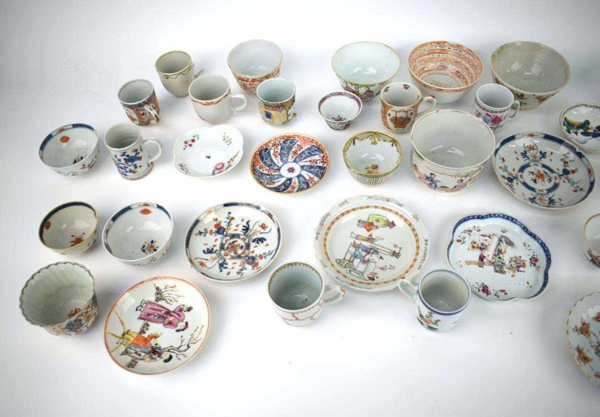 A large quantity of Chinese and other enamel and imari decorated tea bowls, tea cups, saucers and - Image 3 of 15