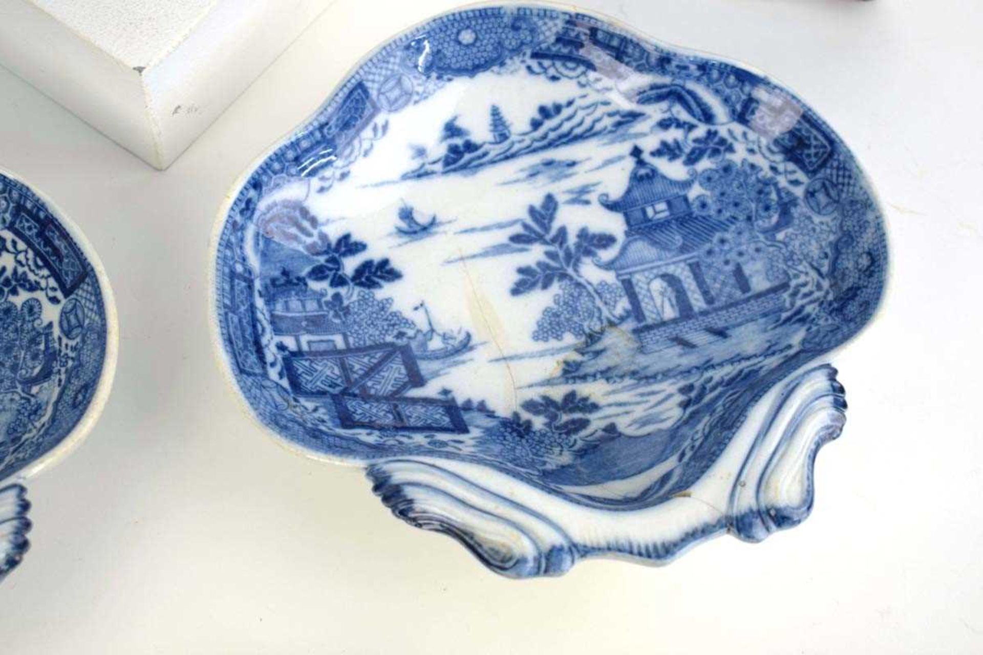 A Chinese blue and white leaf shaped dish decorated with an extensive landscape within a foliate - Bild 2 aus 12