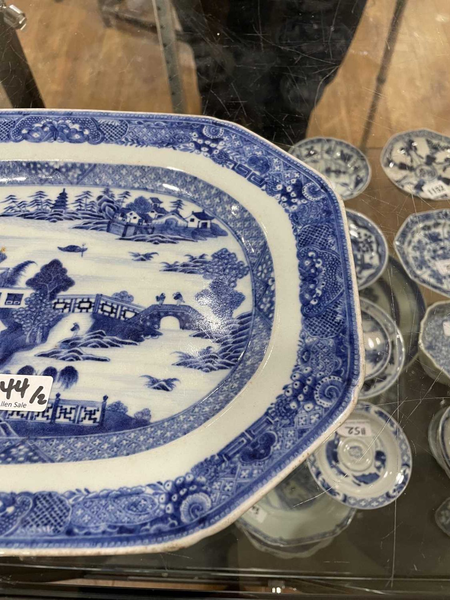 A Chinese blue and white willow pattern charger of typical form, w. 40.5 cm, together with a similar - Bild 8 aus 33