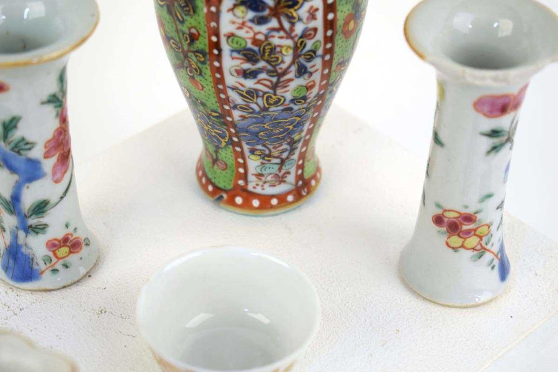 An 18th/19th century miniature Chinese two handled clobbered vase, h. 16.5 cm, together with eight - Bild 4 aus 34