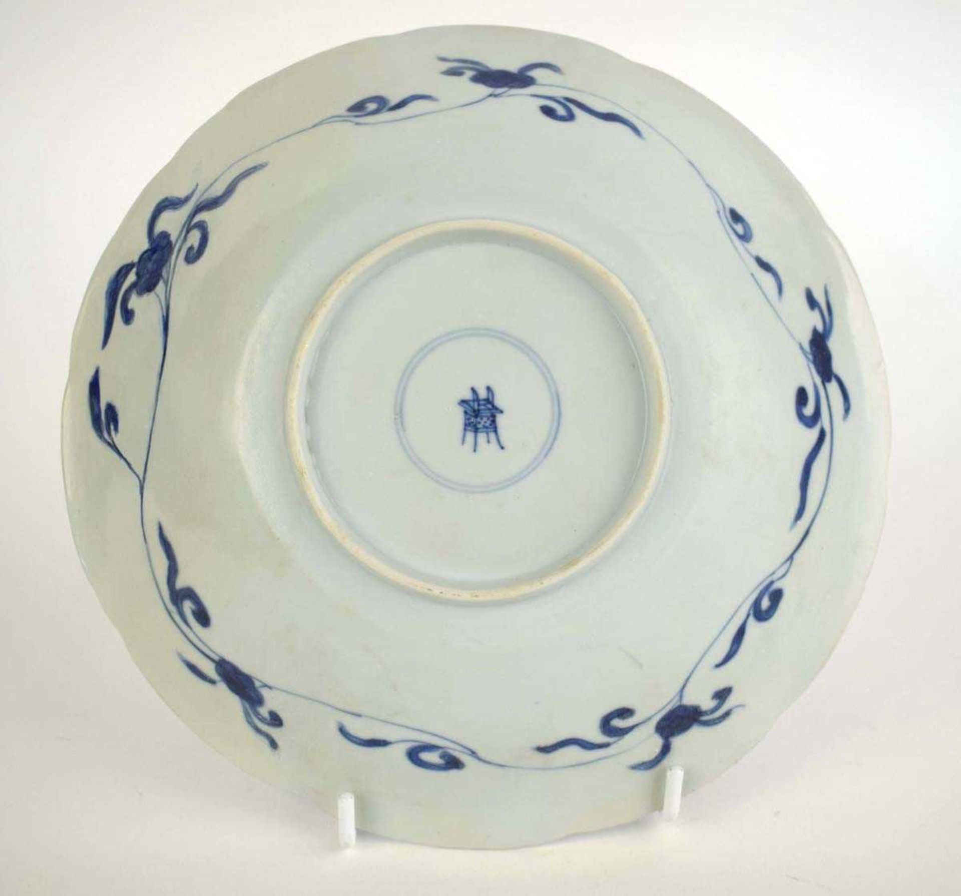 A Chinese blue and white shallow dish of flowerhead form, decorated with floral blooms within ten - Bild 3 aus 5