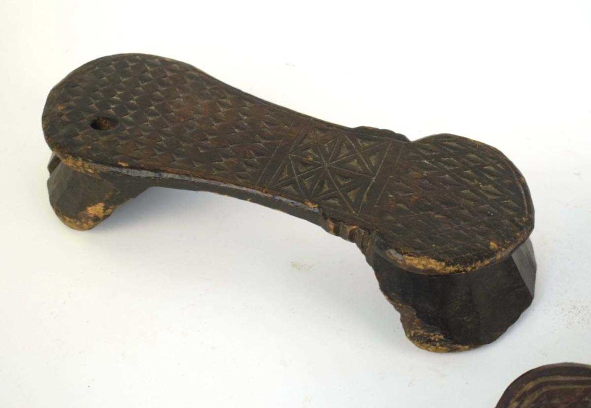 A near pair of carved wood sandals, probably Pakistani, l. 29 cm (2) *from the collection of Phillip - Bild 4 aus 5