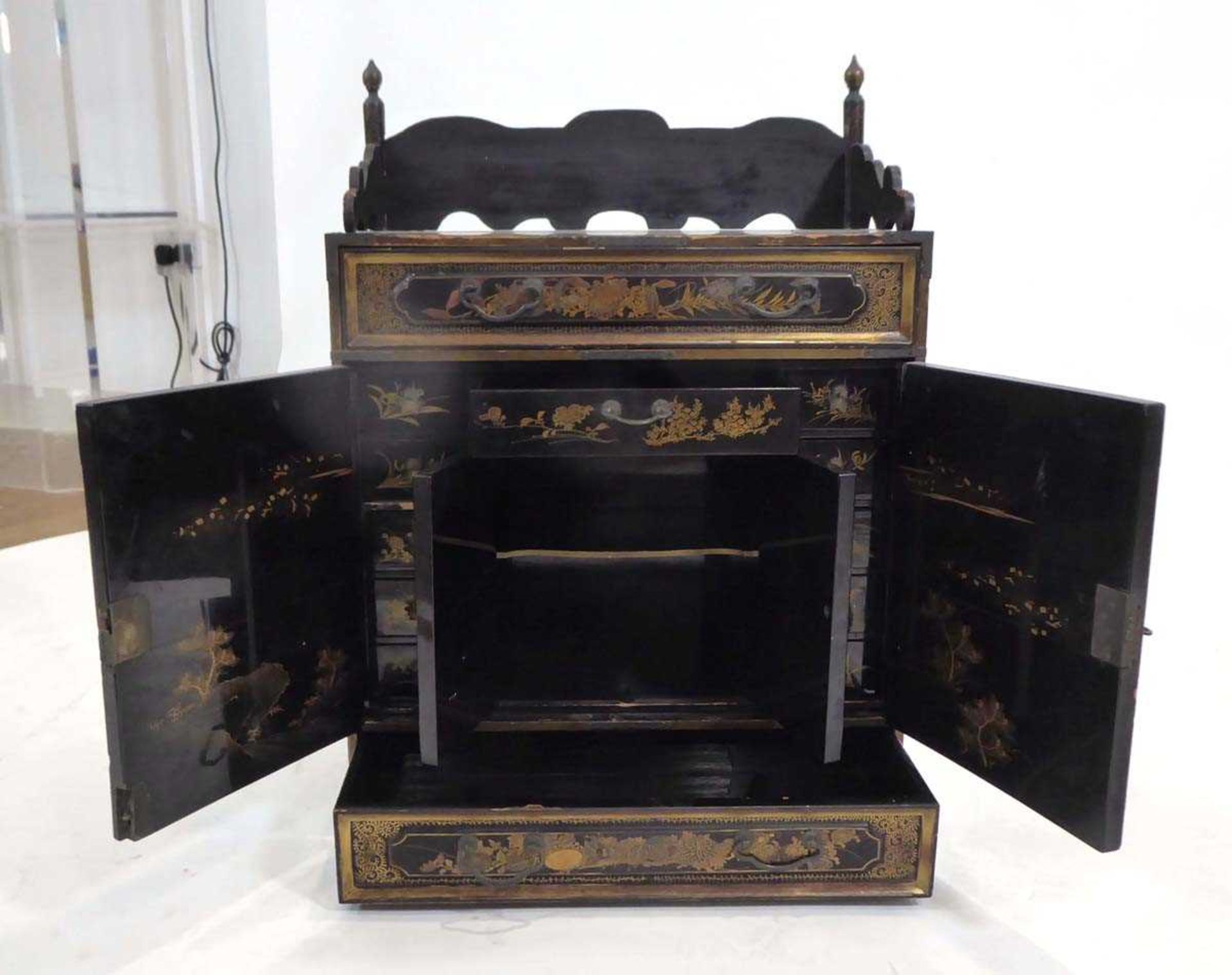 A Chinese lacquered table cabinet, gilt decorated with animals and traditional landscapes opening to - Bild 3 aus 7