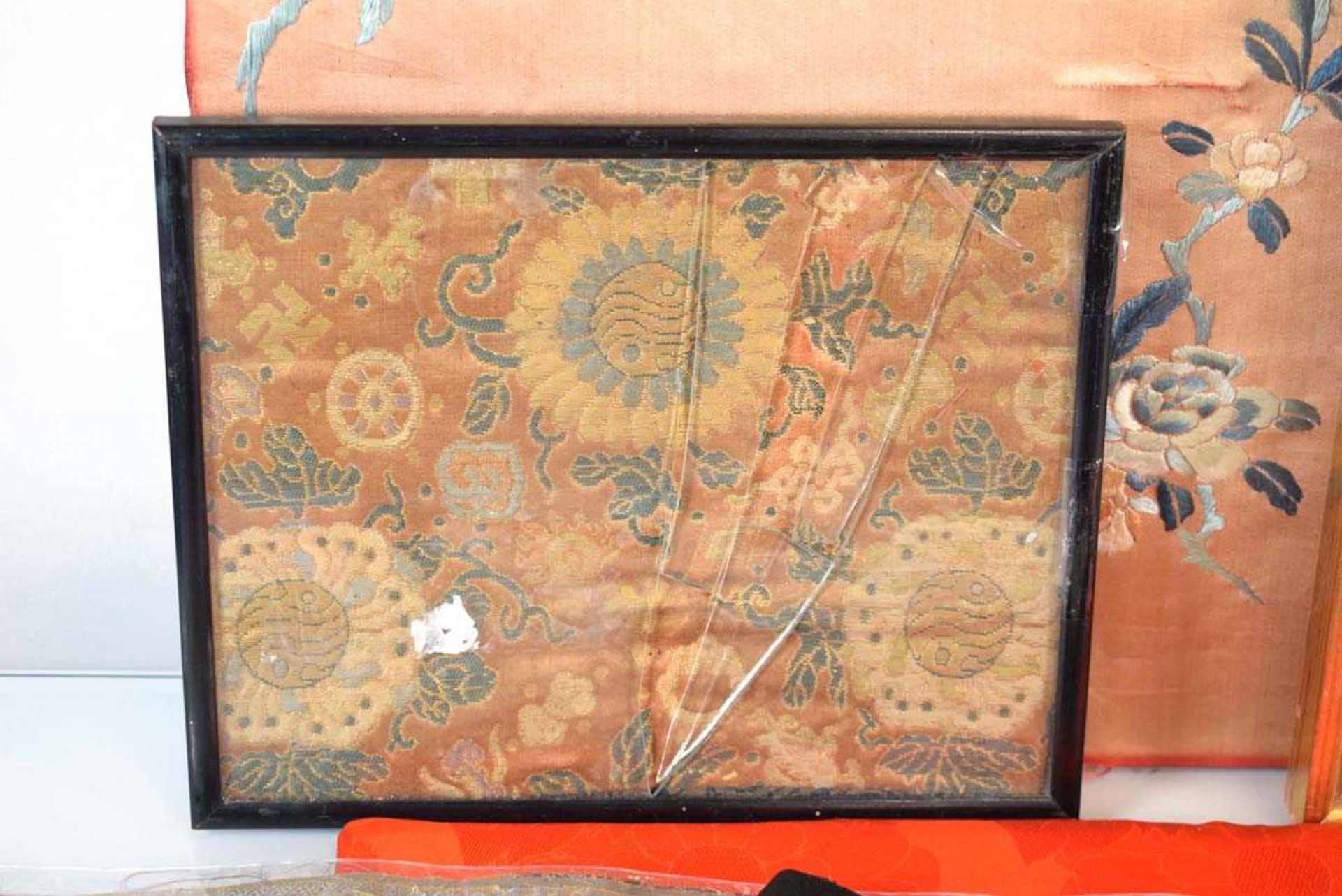 A Chinese silk panel embroidered with blossoms and butterflies, 94 x 34 cm, a machine made panel - Bild 5 aus 38