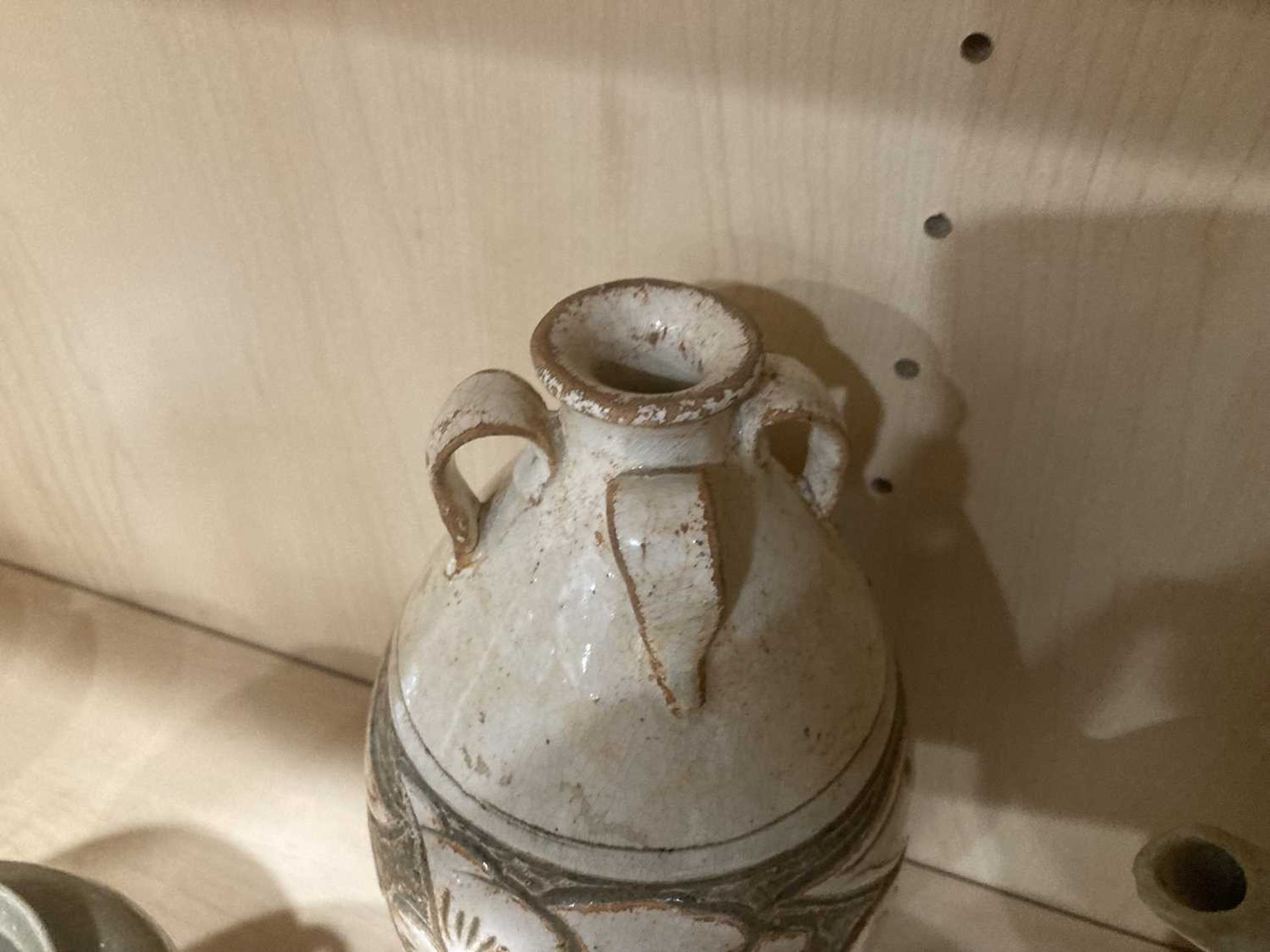 A Chinese celadon teapot of ovoid form, h. 16 cm and five further items of celadon and stoneware (6) - Image 28 of 30