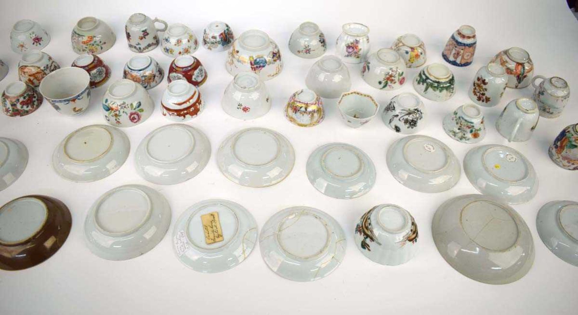 A large quantity of Chinese and other enamel and imari decorated tea bowls, tea cups, saucers and - Image 14 of 15