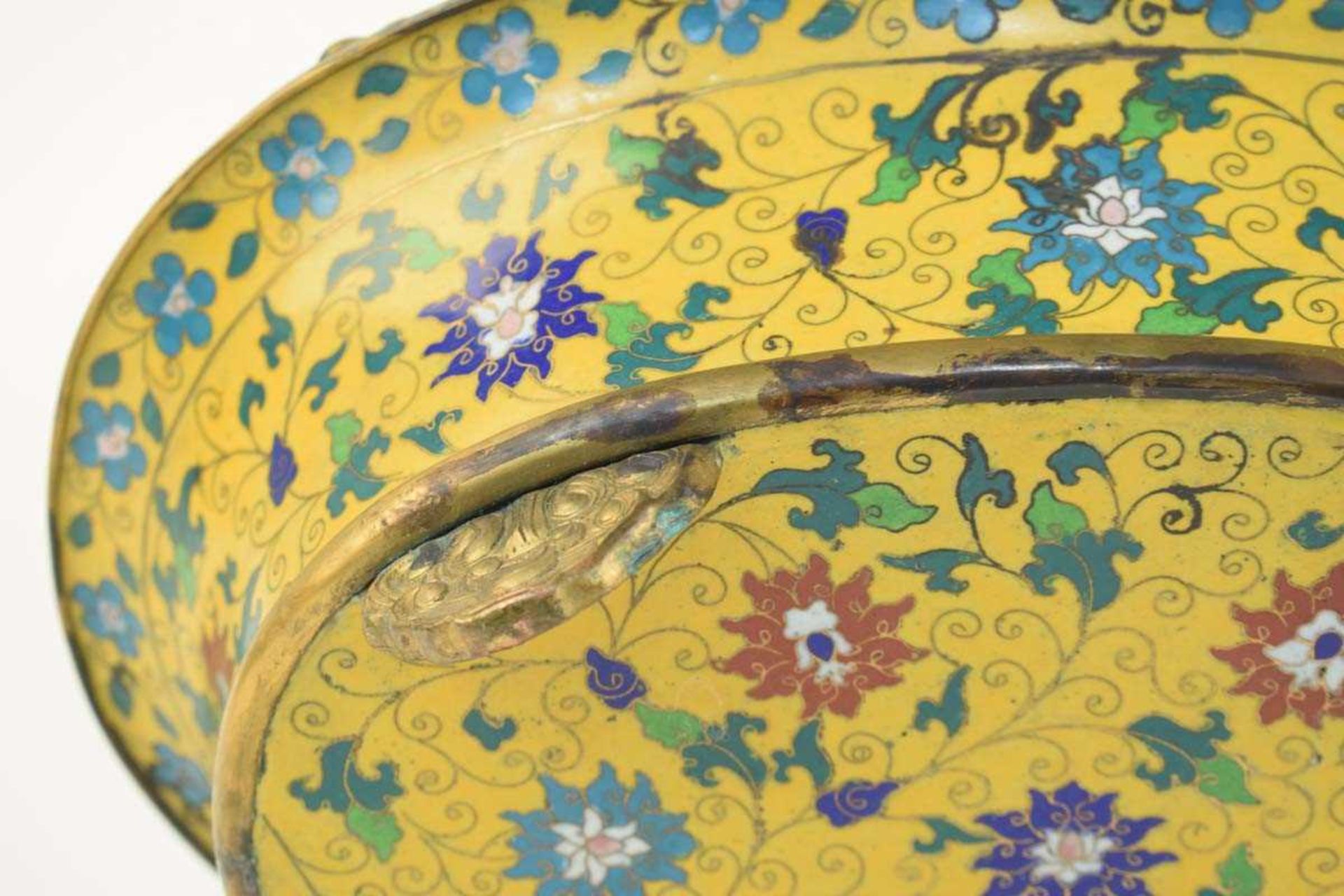 A 19th century Chinese cloisonné jardinière of oval form, decorated with floral motifs within a - Bild 6 aus 19