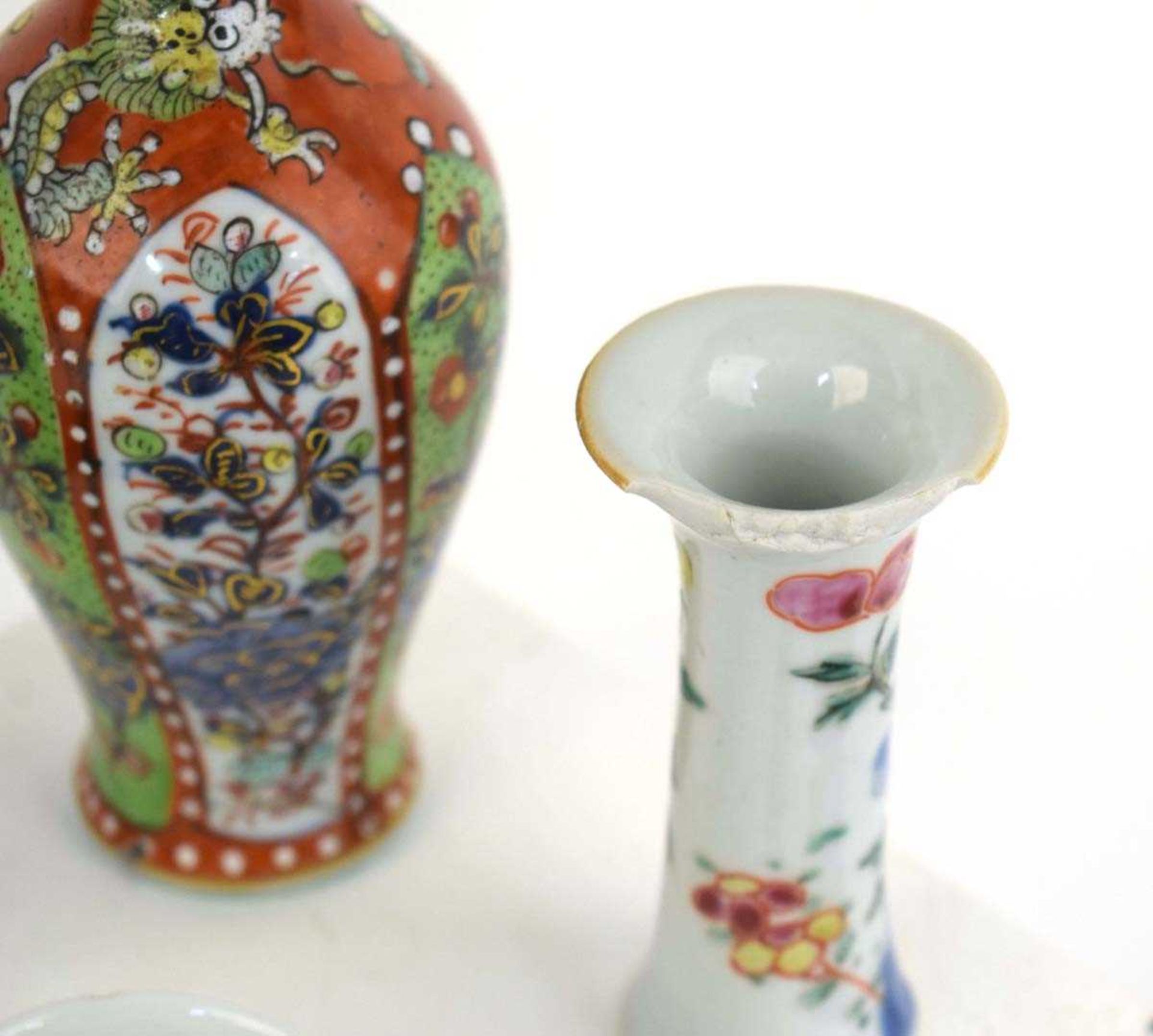 An 18th/19th century miniature Chinese two handled clobbered vase, h. 16.5 cm, together with eight - Bild 3 aus 34