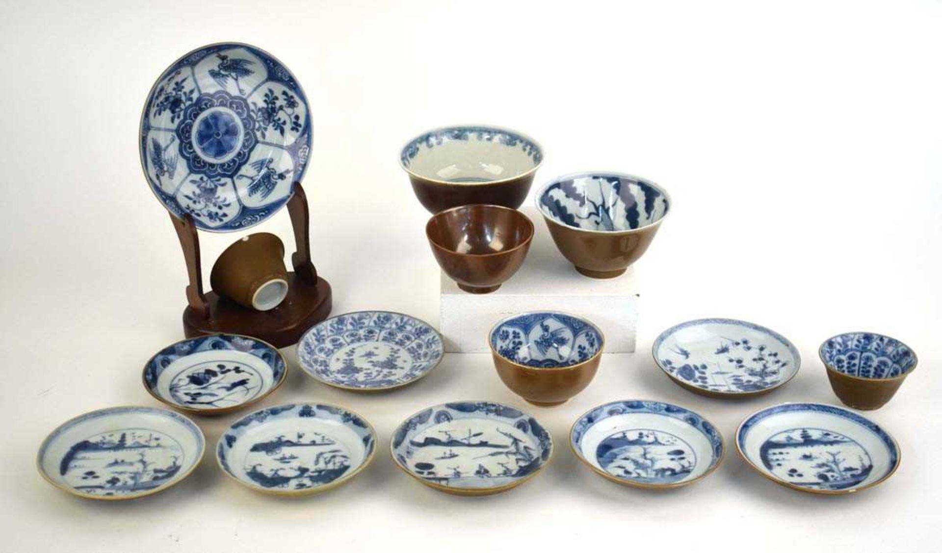 Fifteen items of Batavia porcelain, each decorated in a blue and white underglaze pattern, including - Bild 2 aus 23