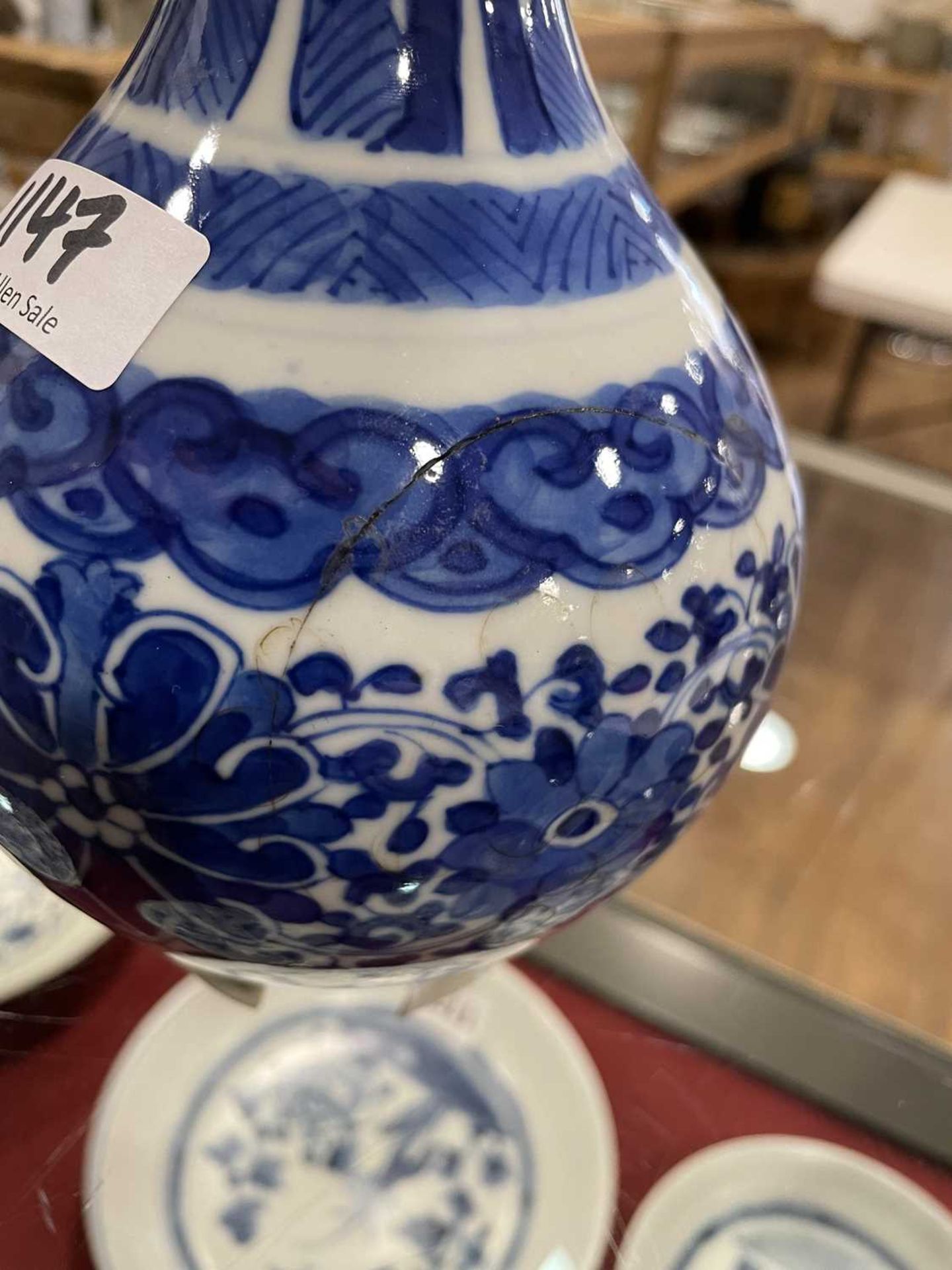 A Chinese blue and white blossom pattern brush pot of cylindrical form on a fixed hardwood base, - Bild 27 aus 54