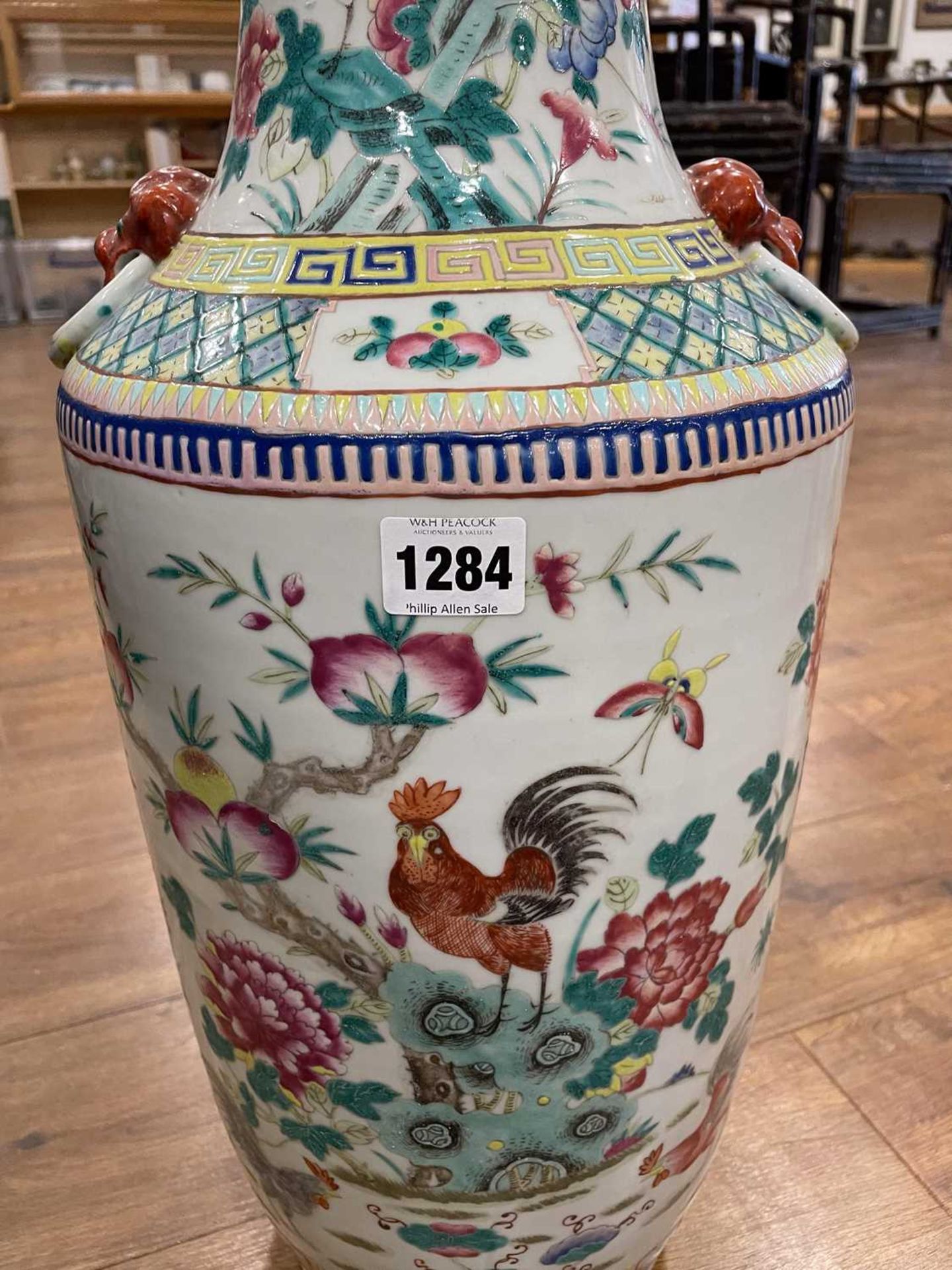 A Cantonese vase of shouldered form decorated in coloured enamels with cockerels and hens within a - Bild 7 aus 23