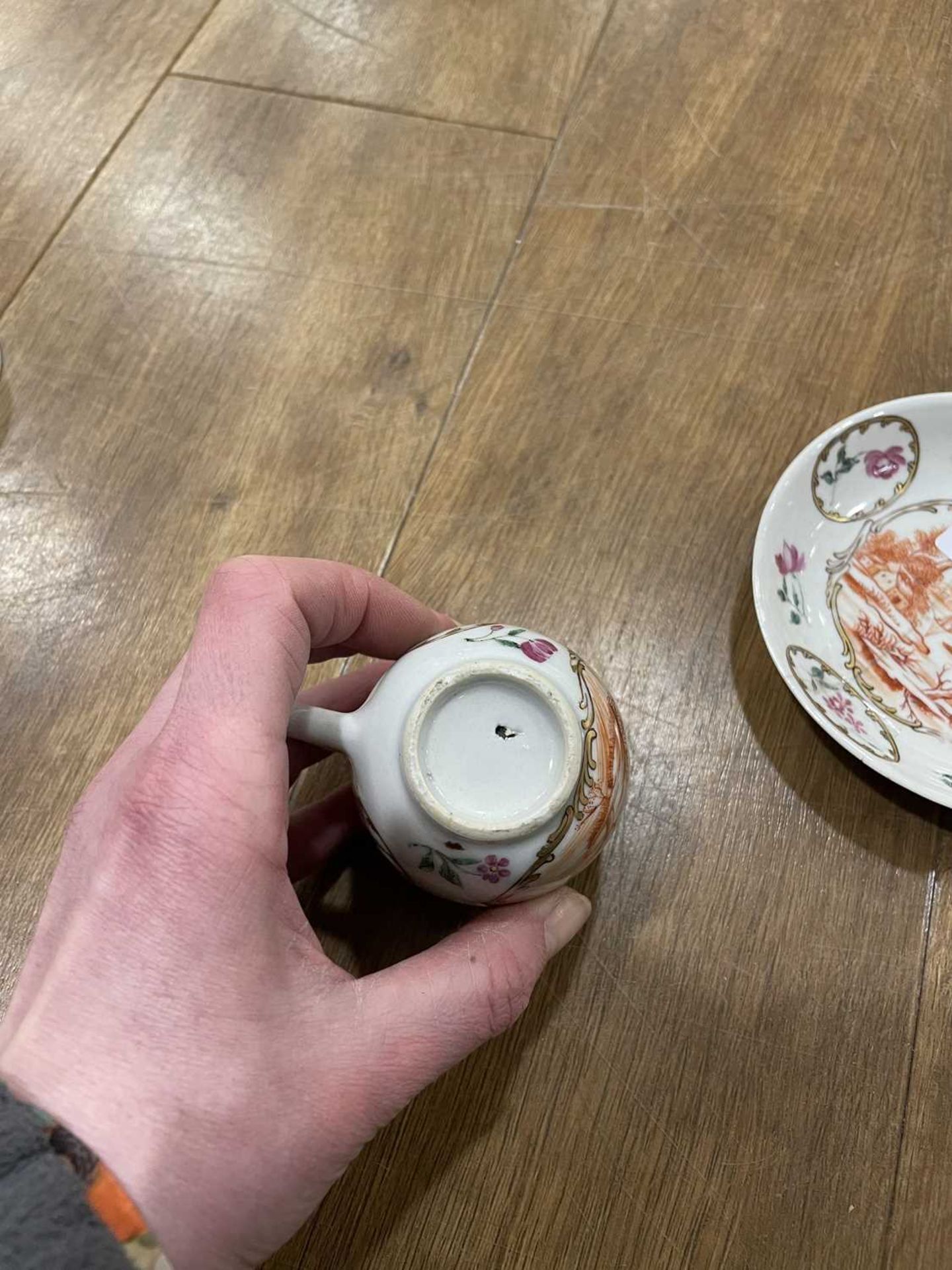 Twelve matching Chinese and other tea bowls, cups and saucers, each decorated in a different - Bild 75 aus 114