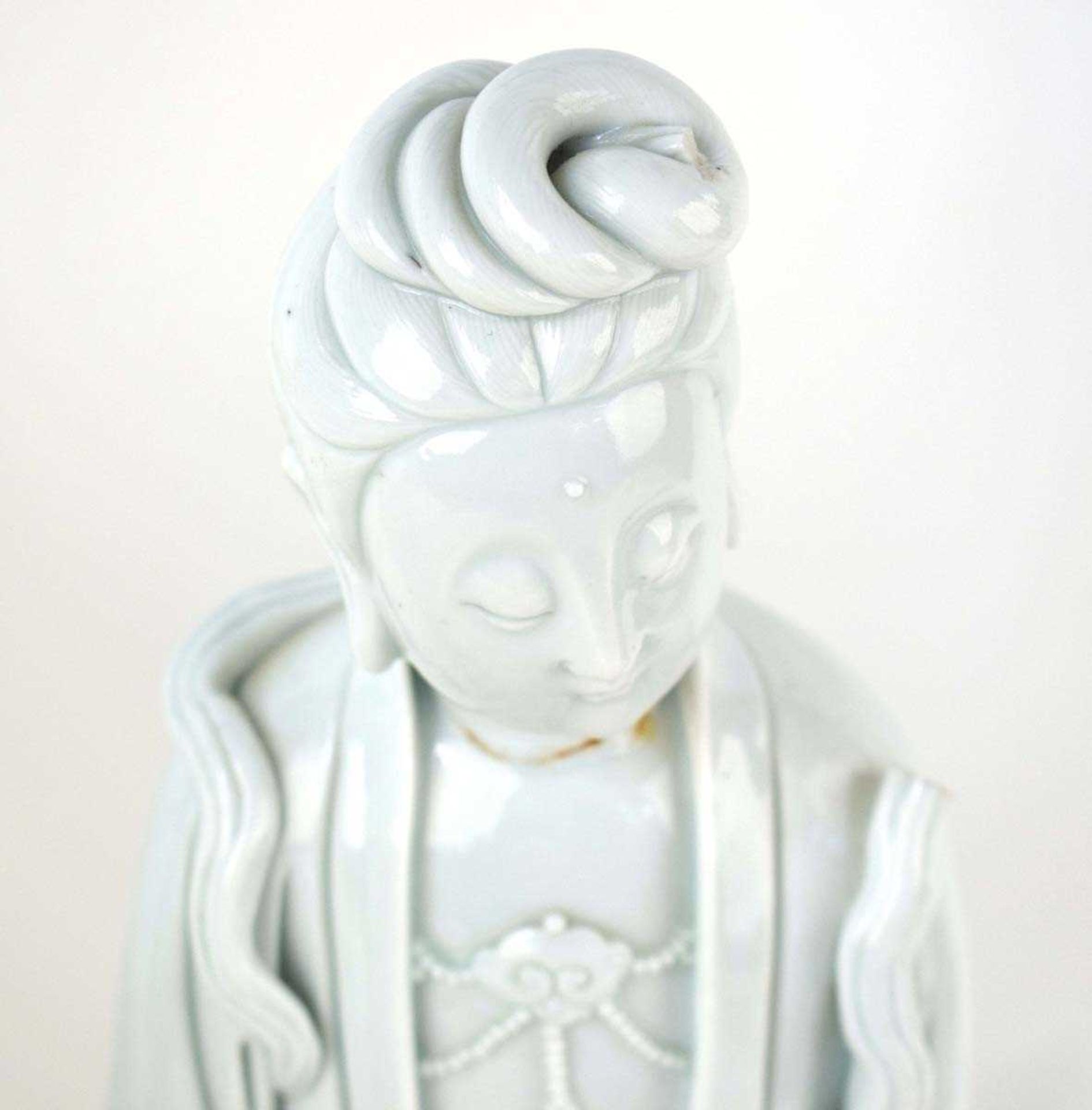 A large scale Chinese blanc de chine figure modelled as Guanyin on a naturalistic base, h. 49 cm, w. - Bild 5 aus 47