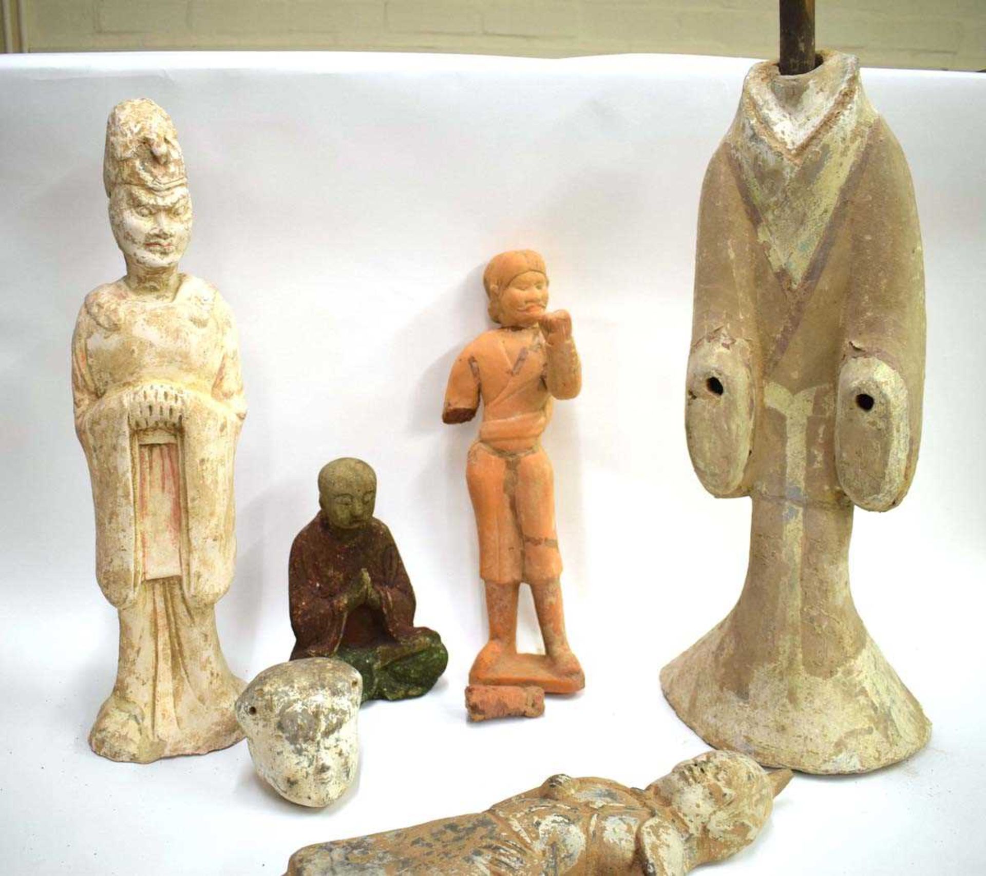 Eight Chinese pottery tomb and other figures of varying sizes, including seated examples, max h. - Bild 4 aus 5