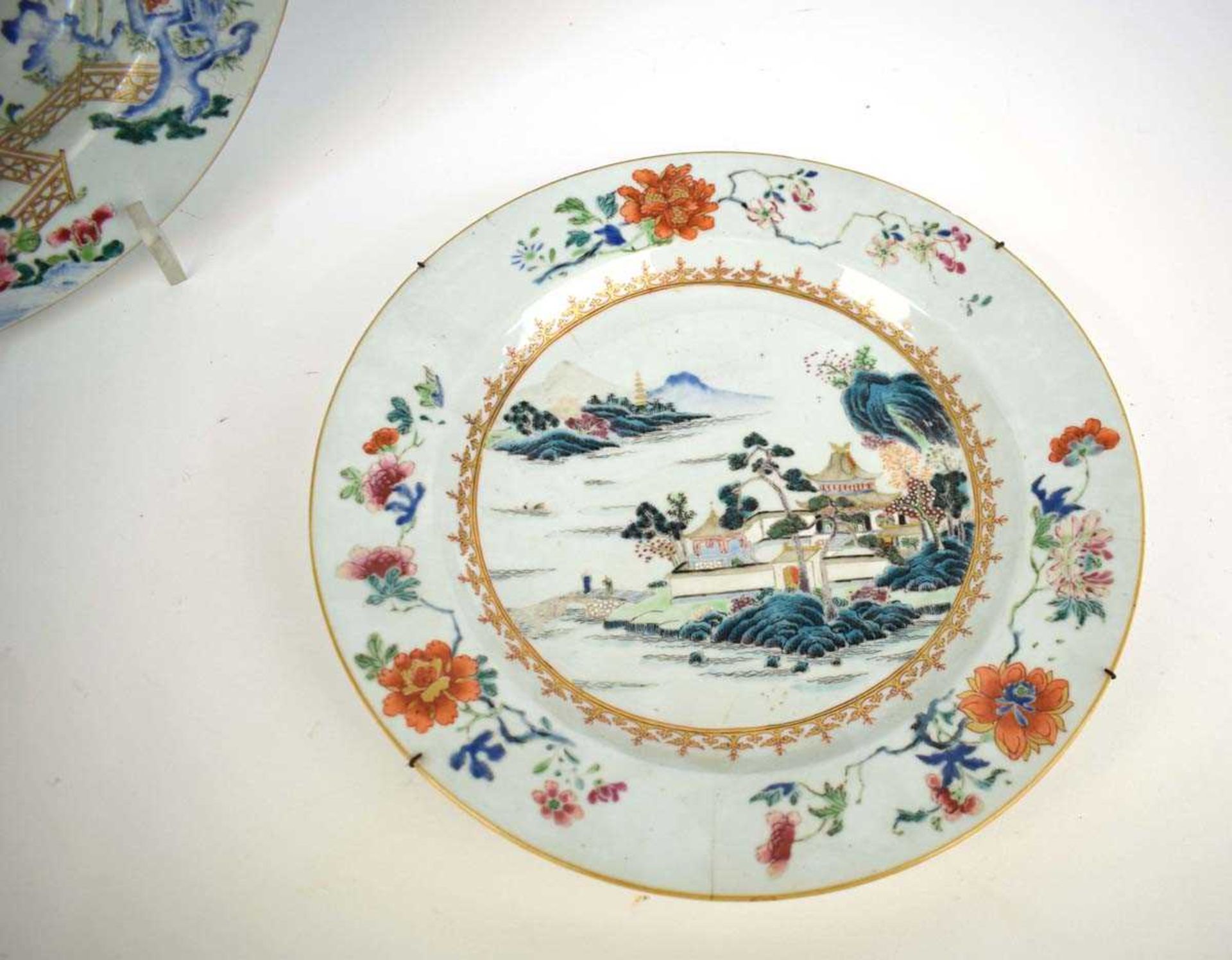A Chinese charger decorated in coloured enamels with an extensive landscape within a foliate border, - Bild 2 aus 5