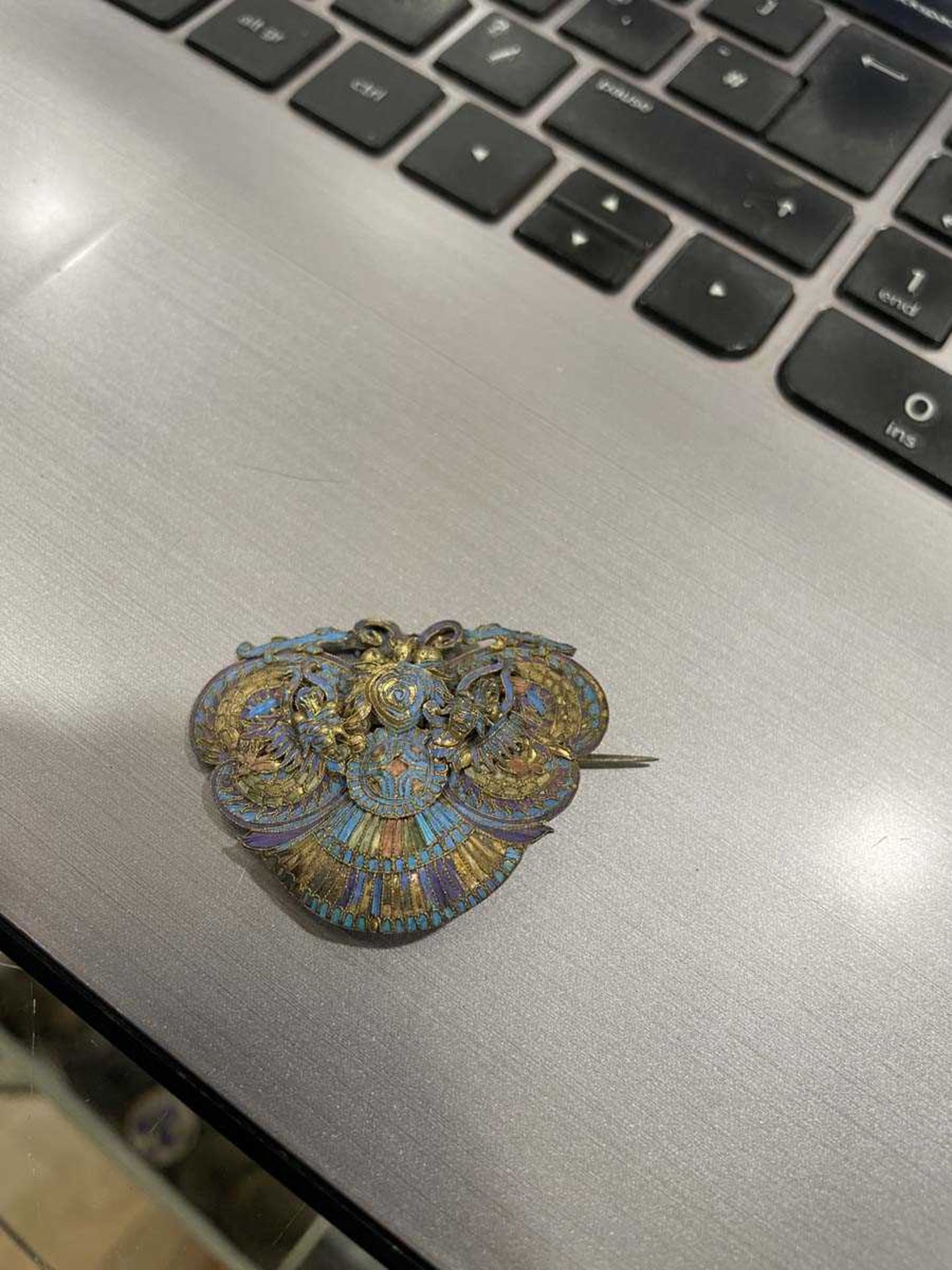 A Chinese silver, agate and kingfisher feather inlaid hair decoration in the form of a butterfly, w. - Bild 6 aus 12