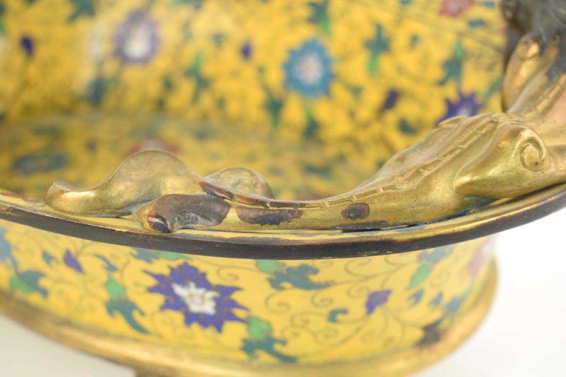 A 19th century Chinese cloisonné jardinière of oval form, decorated with floral motifs within a - Bild 4 aus 19