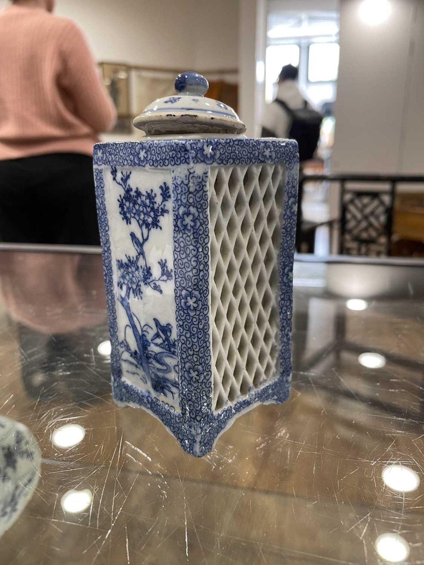 A mixed group of Chinese and other blue and white ceramics including beads, lidded vases, caddies - Bild 16 aus 82