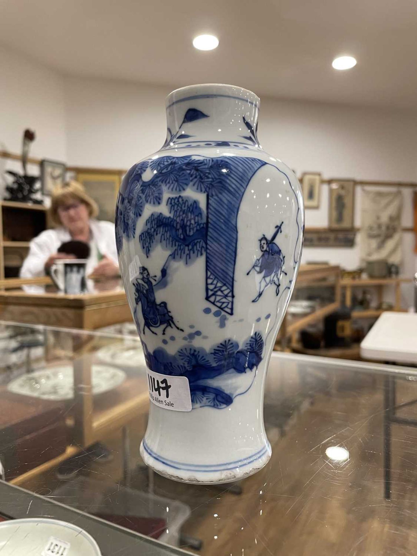 A Chinese blue and white blossom pattern brush pot of cylindrical form on a fixed hardwood base, - Bild 32 aus 54