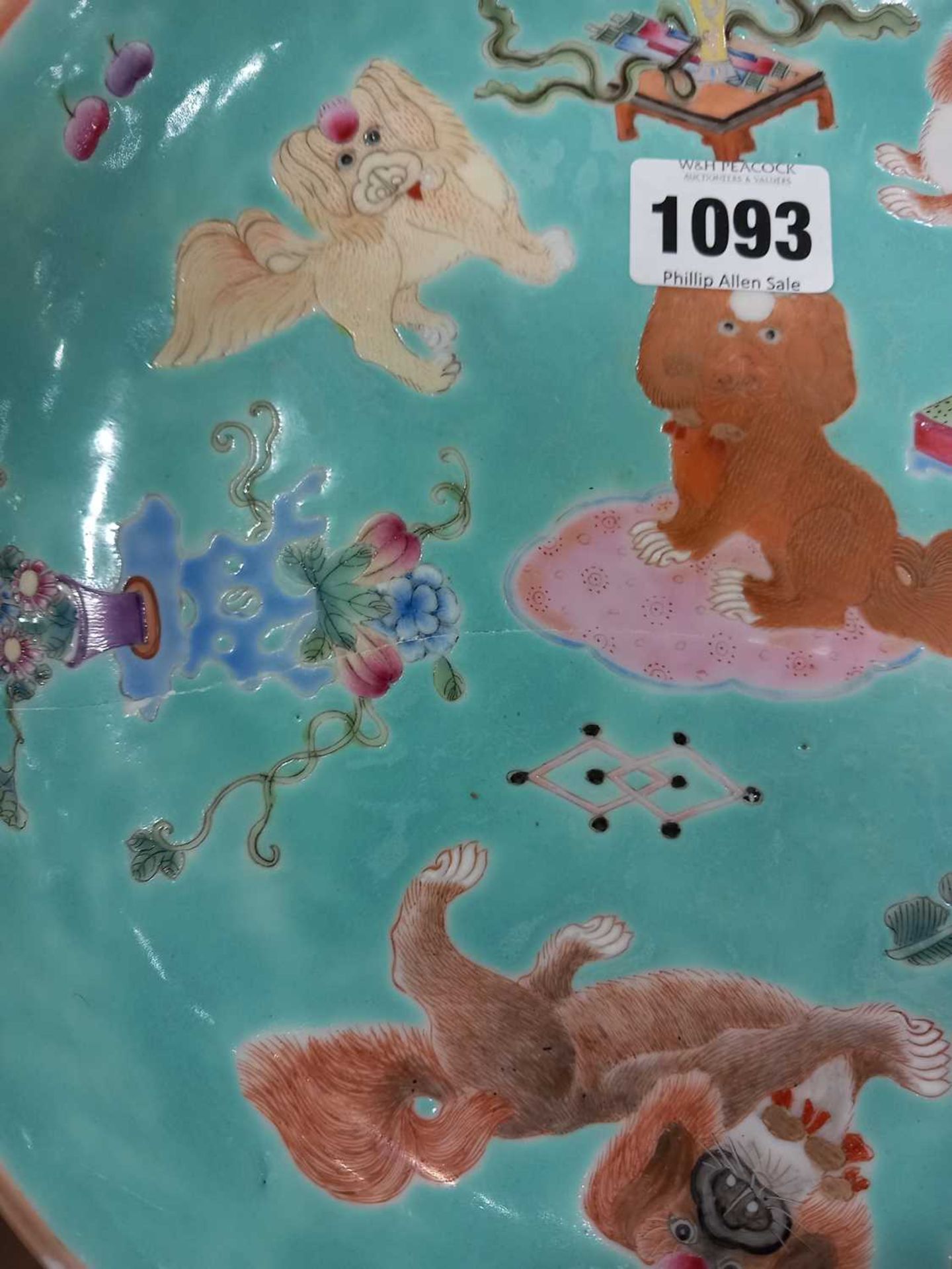 A Cantonese shallow dish all over decorated in coloured enamels with Pekingese dogs, d. 23.5 cm, - Bild 19 aus 41
