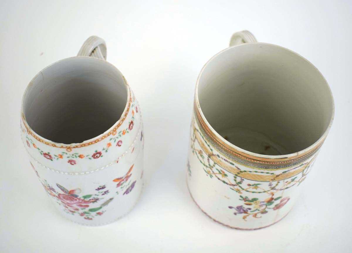 A Chinese Export famille rouge tankard with entwined handle decorated in the European manner, h. - Bild 5 aus 6