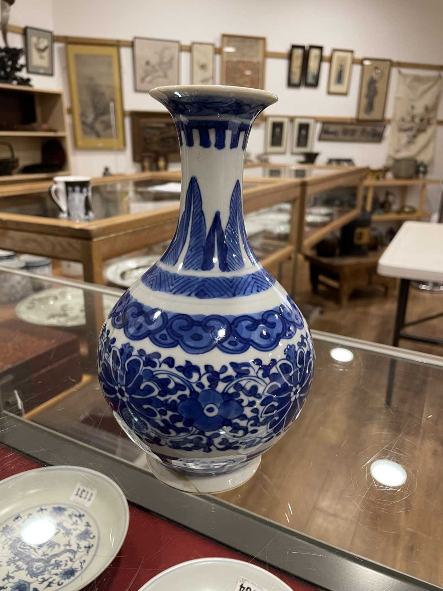 A Chinese blue and white blossom pattern brush pot of cylindrical form on a fixed hardwood base, - Bild 24 aus 54