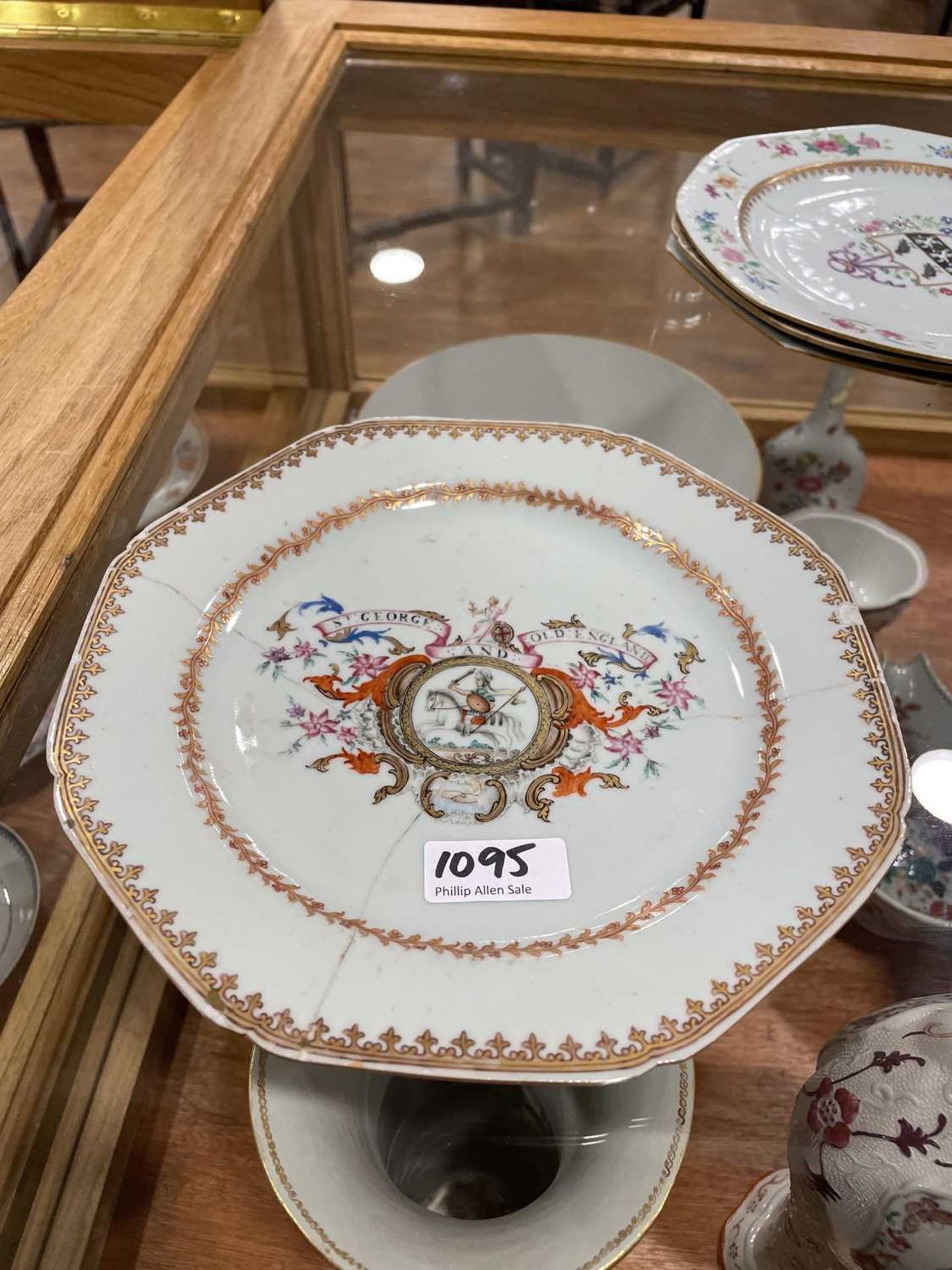 A Chinese Export armorial dish, decorated in coloured enamels with traditional figures and the (?) - Bild 6 aus 41